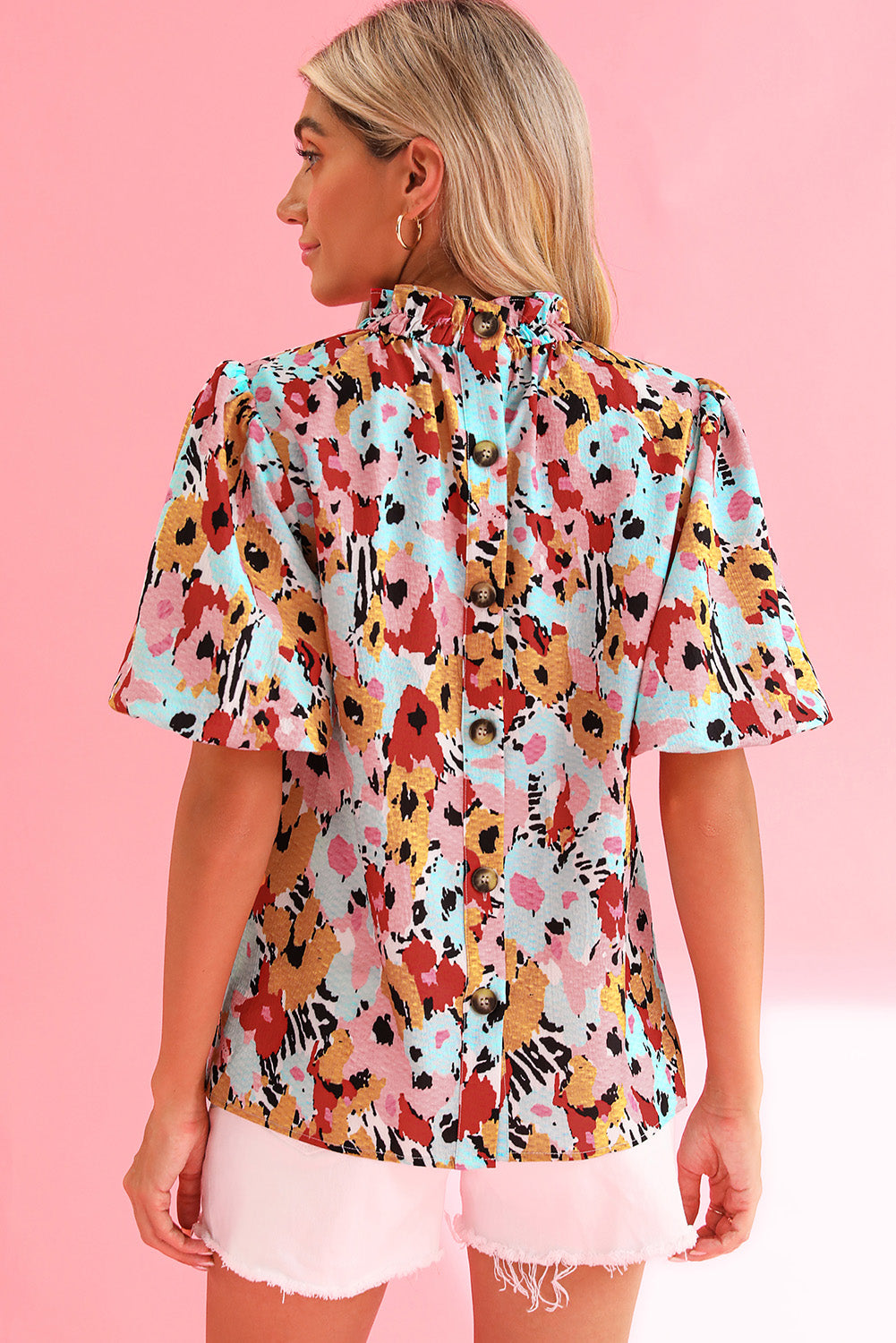 White Frilled Floral Print Puff Sleeve Mock Neck BlouseMaterial:100%Polyester



		The blouse features a frilled hem, adding a feminine and playful touch to the overall silhouette. 
	
	
		Pair it with jeans and flat