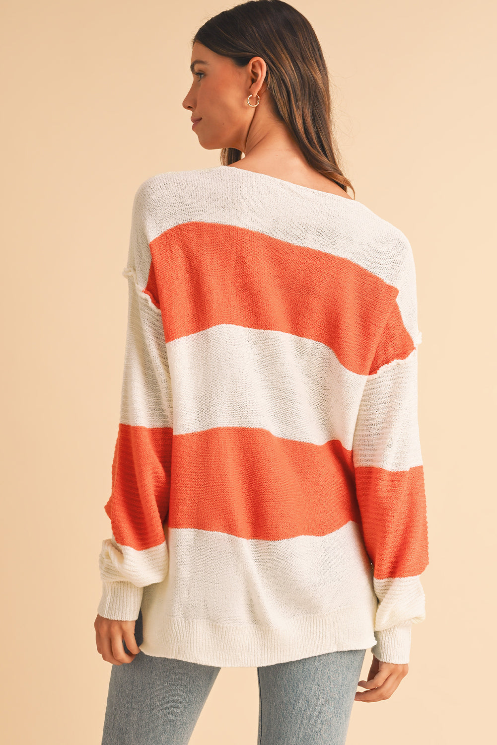 Orange Colorblock V Neck Side Slits SweaterMaterial:100%Acrylic

• Stand out in style with our sweater, blending casual stripes with a trendy rib-knit design.
• The vibrant orange hues add a pop of color to
