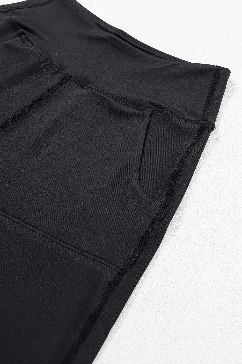 Black Exposed Seam High Waist Pocketed JoggersMaterial:100%Polyester



		These solid joggers are a versatile addition to your wardrobe, suitable for individuals of all body types.

	
		The exposed seam desi