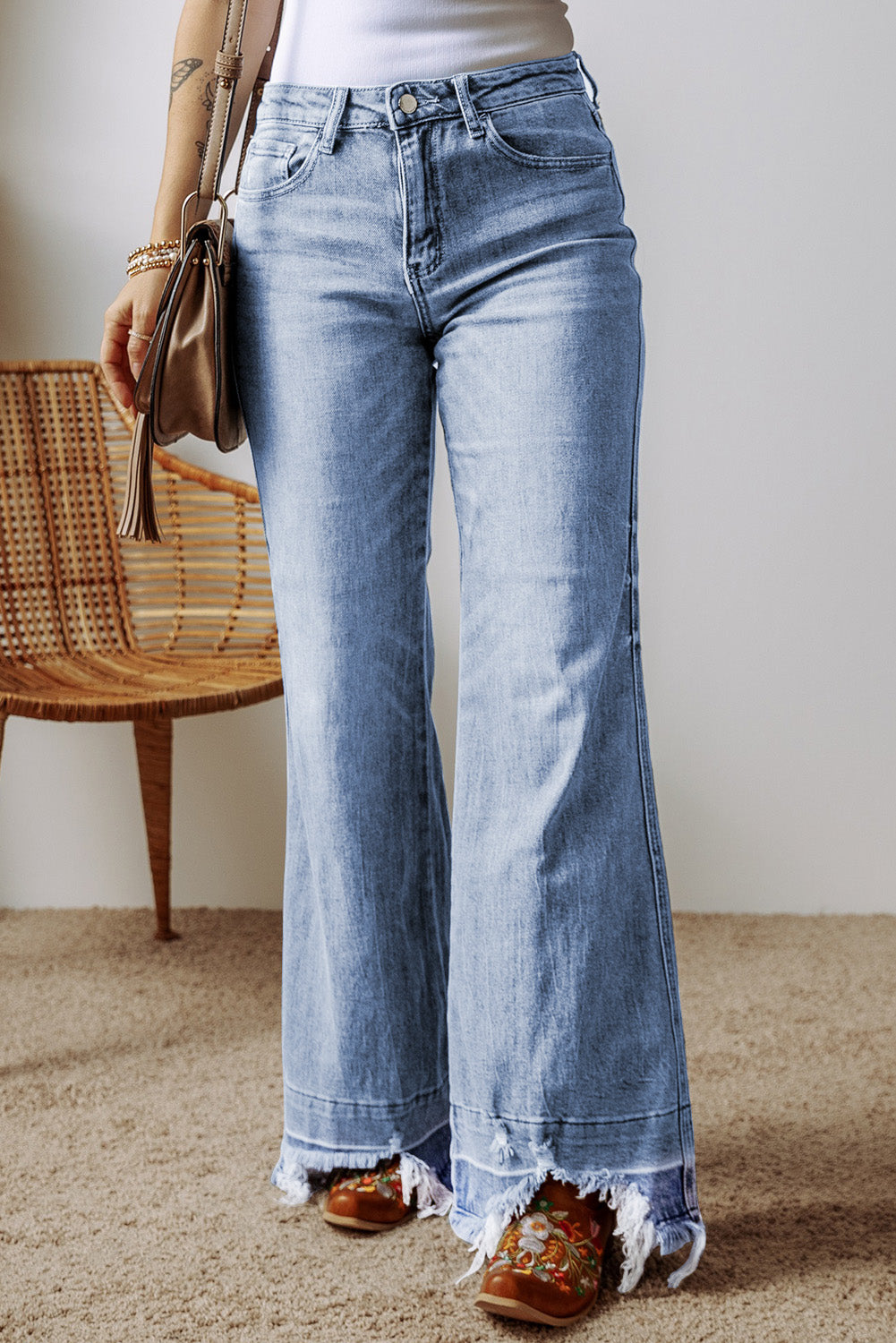 Ashleigh Blue Acid Wash Raw Hem High Waist Flared JeansMaterial:71%Cotton+27.5%Polyester+1.5%Elastane

• Embrace a retro-chic look with the jeans, perfect for casual outings or a stylish night out with friends. 
• The 