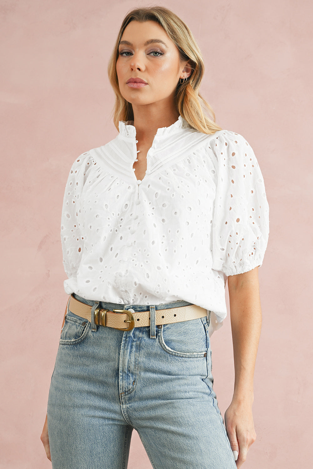Green Flower Hollow-out Short Puff Sleeve BlouseMaterial:100%Cotton



		With charming floral details and hollow-out accents, this blouse offers a touch of elegance and femininity.
	
	
		Featuring short puff 