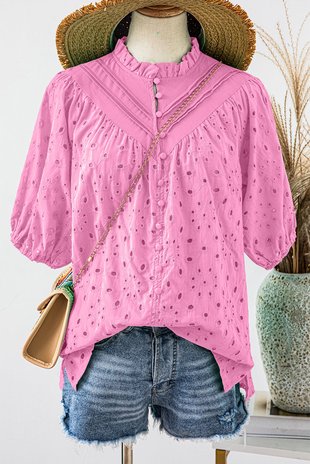 Green Flower Hollow-out Short Puff Sleeve BlouseMaterial:100%Cotton



		With charming floral details and hollow-out accents, this blouse offers a touch of elegance and femininity.
	
	
		Featuring short puff 
