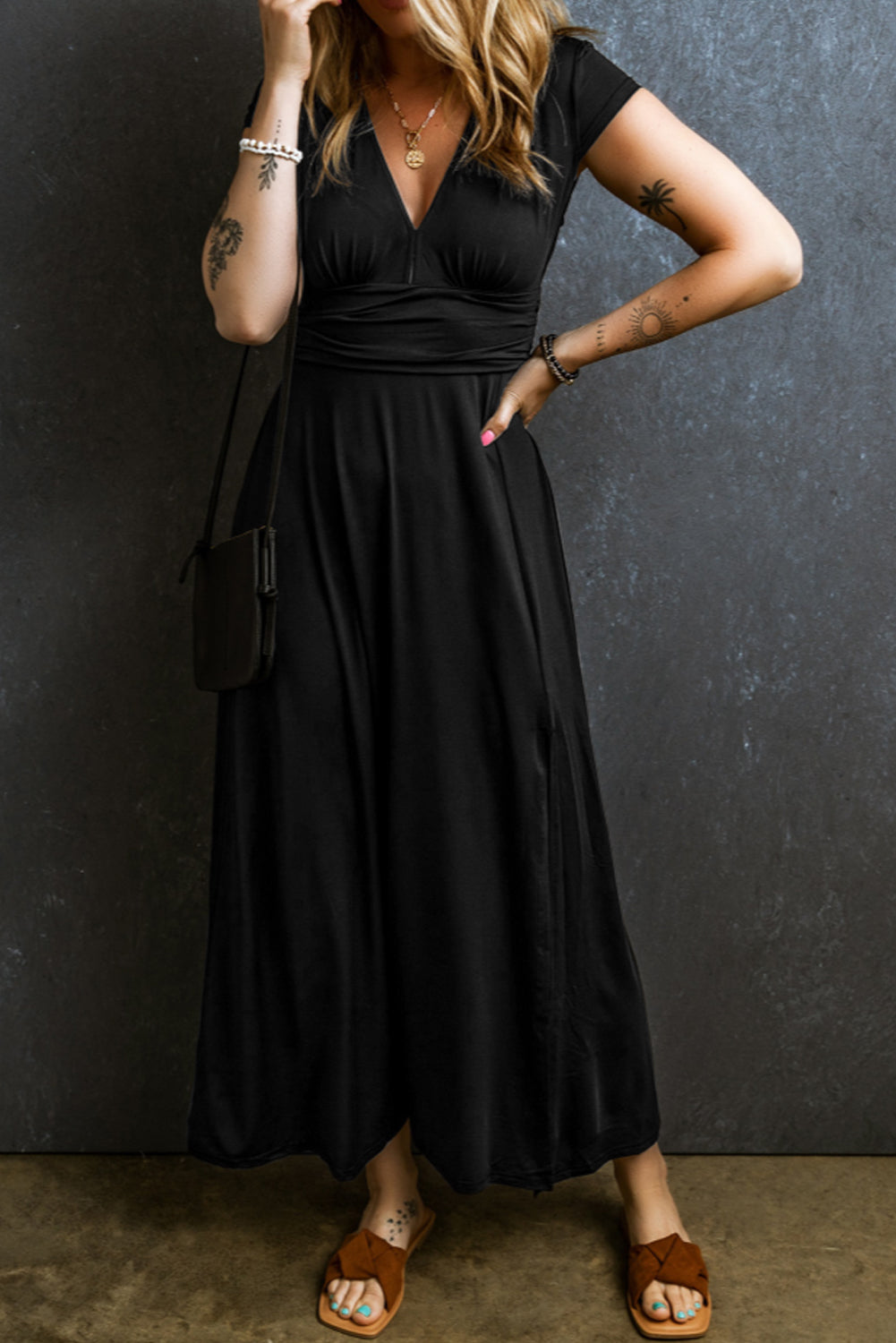 Peacock Blue Deep V Neck Ruched High Waist Midi DressMaterial:65%Polyester+30%Viscose+5%Elastane



		This concise long dress is versatile and suitable for various occasions. 
	
	
		The trendy high-waist look is e