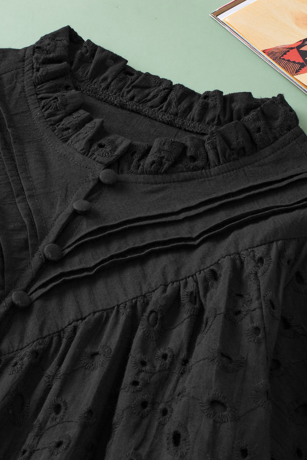 Green Flower Hollow-out Short Puff Sleeve BlouseMaterial:100%Cotton



		With charming floral details and hollow-out accents, this blouse offers a touch of elegance and femininity.
	
	
		Featuring short puff 