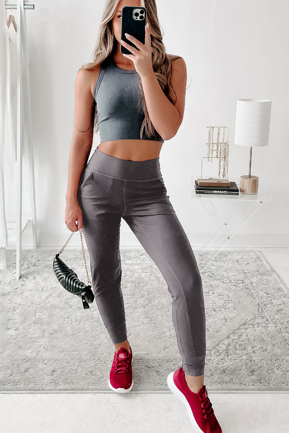 Black Exposed Seam High Waist Pocketed JoggersMaterial:100%Polyester



		These solid joggers are a versatile addition to your wardrobe, suitable for individuals of all body types.

	
		The exposed seam desi