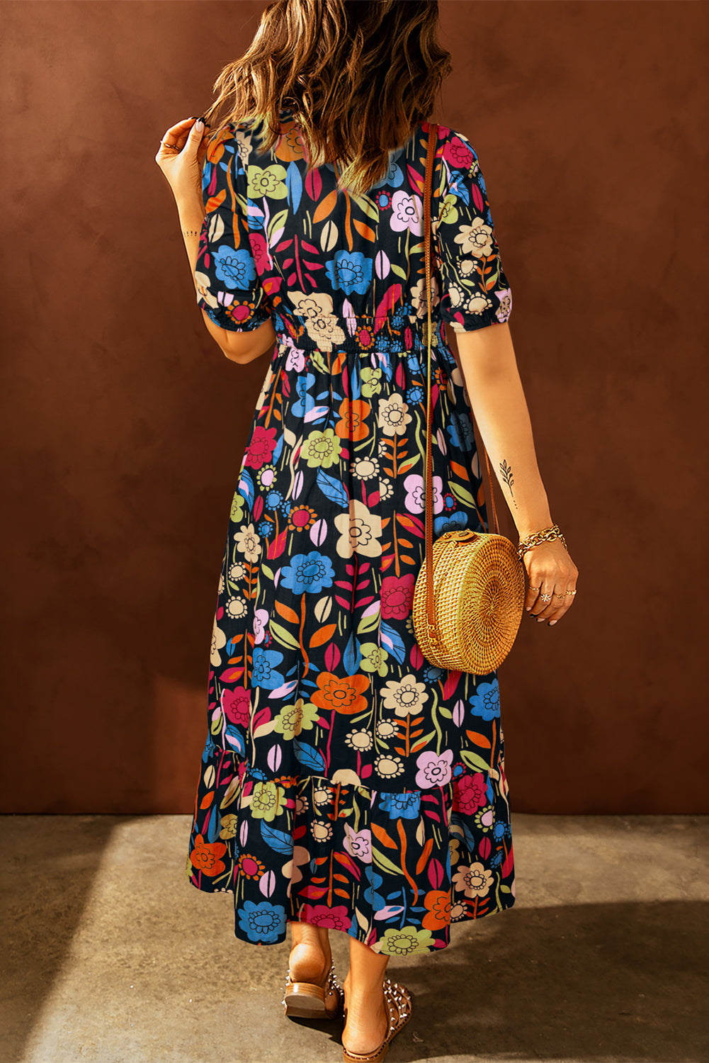 Green Floral Print Split V Neck Puff Sleeve Maxi DressMaterial:100%Cotton



		The dress is made from a soft and breathable fabric, ensuring comfort and a lightweight feel.
	
	
		This maxi dress features a split V 