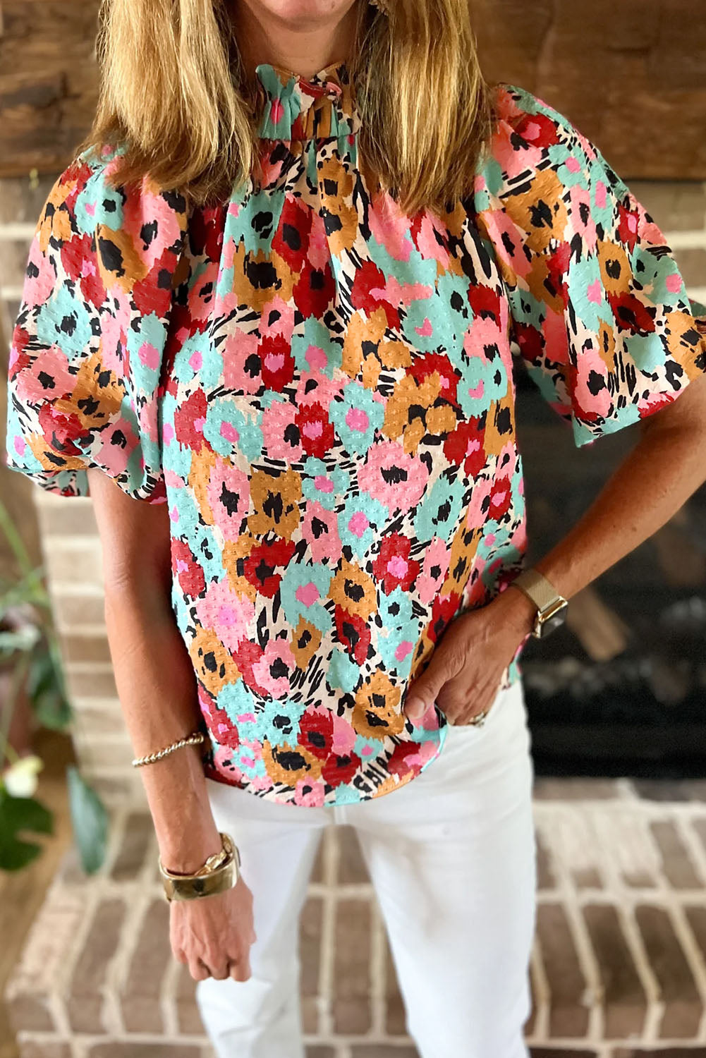 White Frilled Floral Print Puff Sleeve Mock Neck BlouseMaterial:100%Polyester



		The blouse features a frilled hem, adding a feminine and playful touch to the overall silhouette. 
	
	
		Pair it with jeans and flat