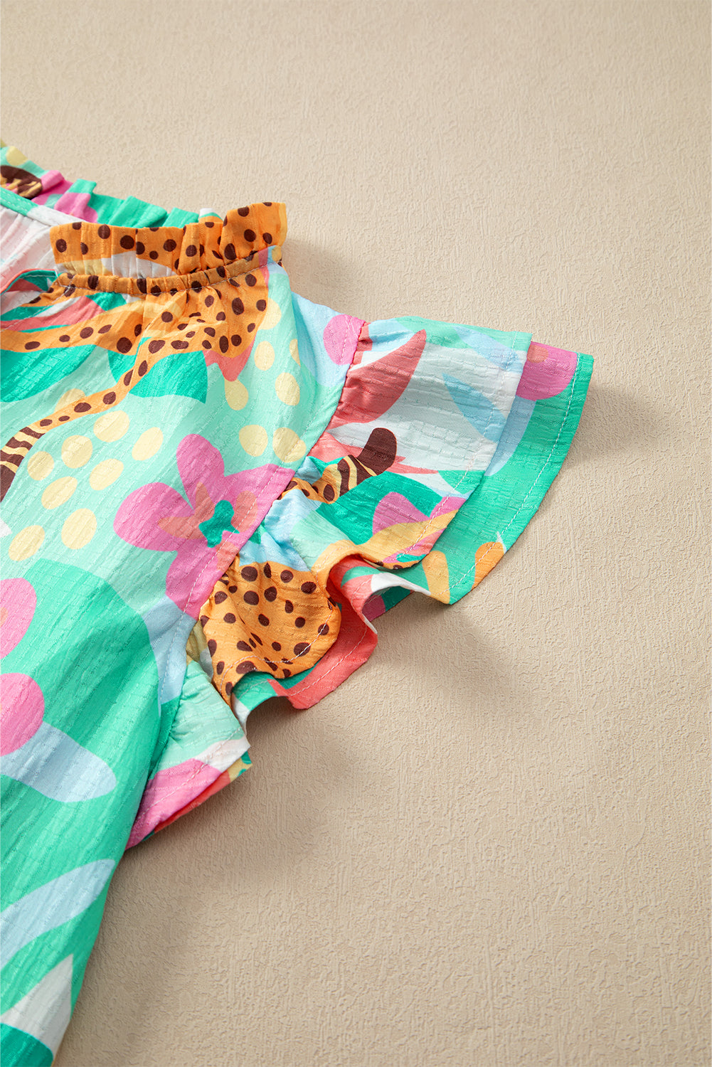 Green Tie Split Neck Ruffle Summer Cheetah Floral BlouseMaterial:100%Polyester

• Embrace the wild side of fashion with this blouse that effortlessly combines leopard print and floral patterns for a bold statement piece.