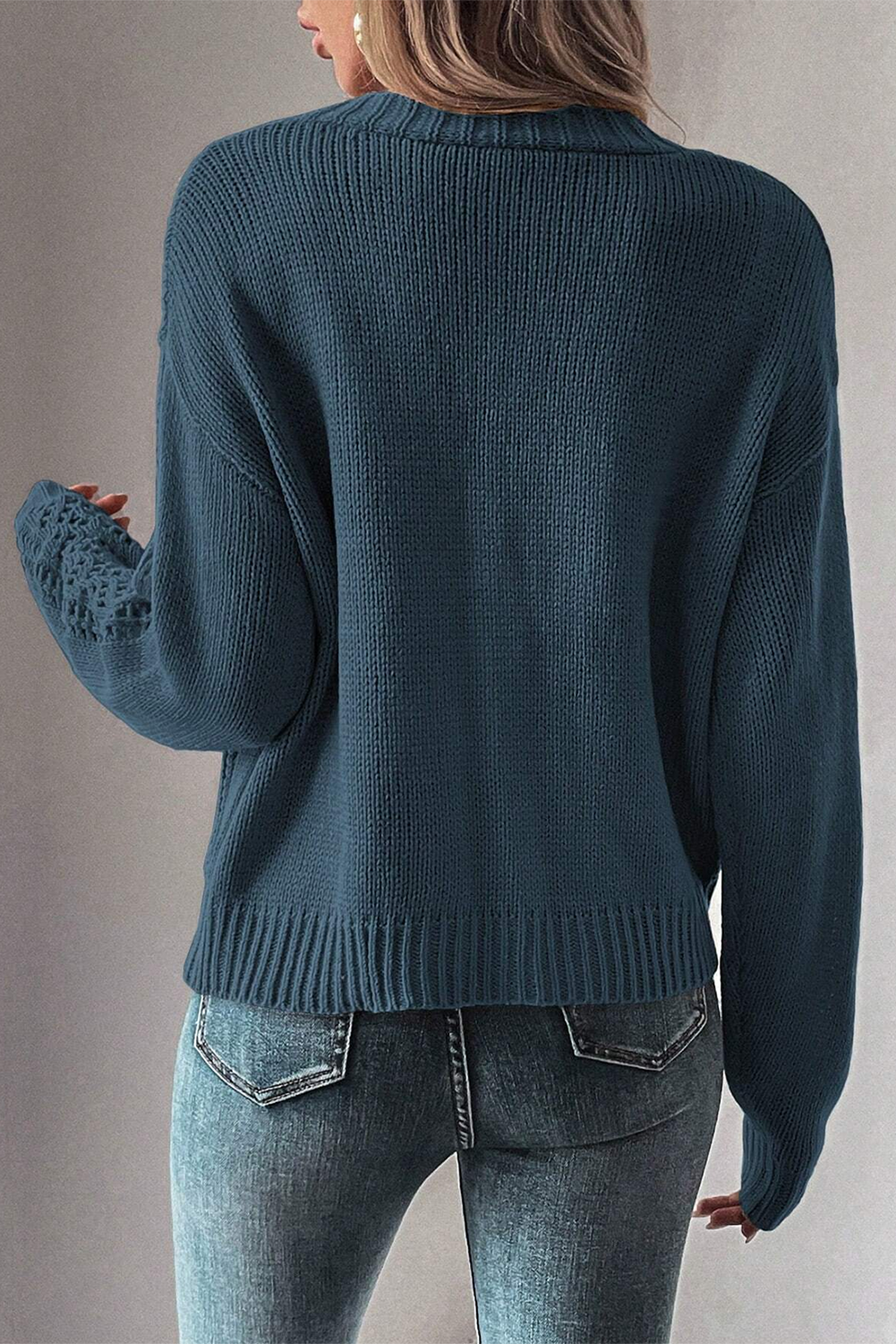 Real Teal Hollow Knit Drop Shoulder CardiganMaterial:60%Cotton+40%Acrylic

• Elevate your casual wardrobe with the cardigan, crafted for comfort and style, ideal for layering during transitional seasons.
• T