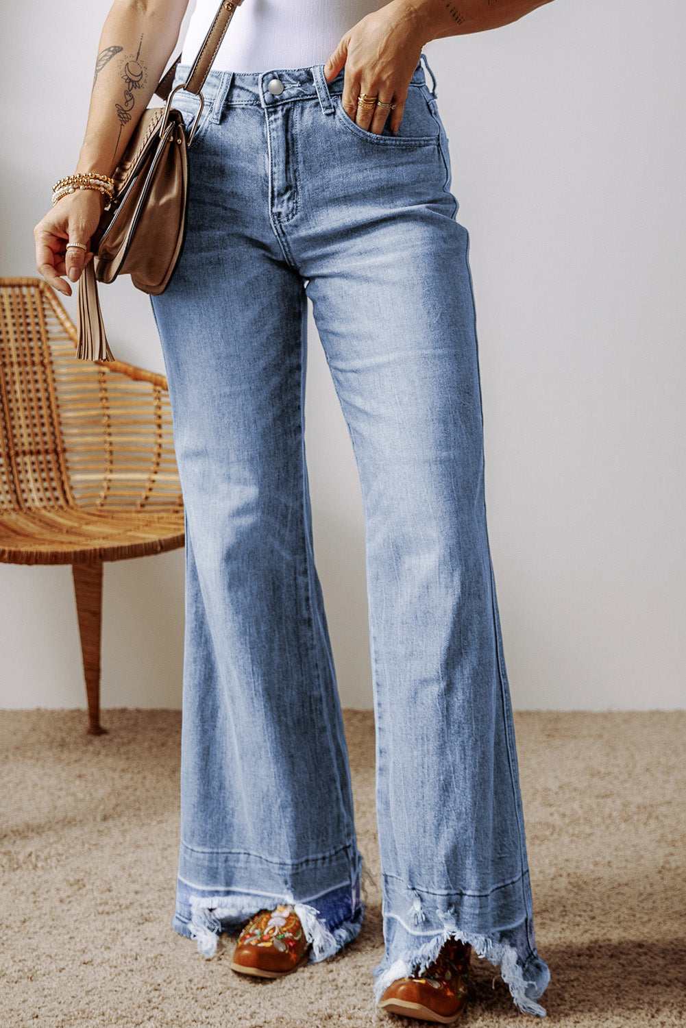 Ashleigh Blue Acid Wash Raw Hem High Waist Flared JeansMaterial:71%Cotton+27.5%Polyester+1.5%Elastane

• Embrace a retro-chic look with the jeans, perfect for casual outings or a stylish night out with friends. 
• The 