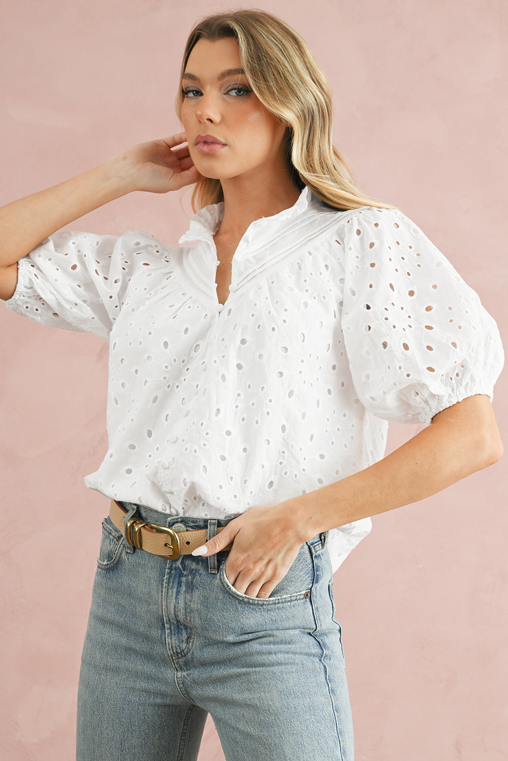 Green Flower Hollow-out Short Puff Sleeve BlouseMaterial:100%Cotton



		With charming floral details and hollow-out accents, this blouse offers a touch of elegance and femininity.
	
	
		Featuring short puff 