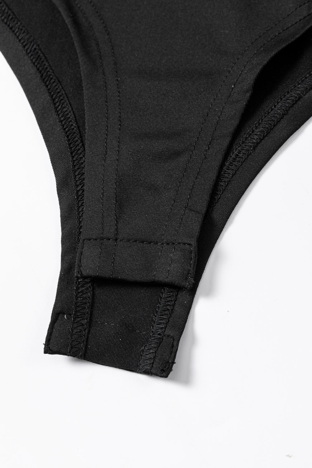 Black Mesh Patchwork Sleeveless Round Neck BodysuitMaterial:70%Polyester+25%Cotton+5%Elastane



		Ignite the allure with this black bodysuit, radiating sexiness and charm in a hot style. 
	
	
		The mesh patchwo