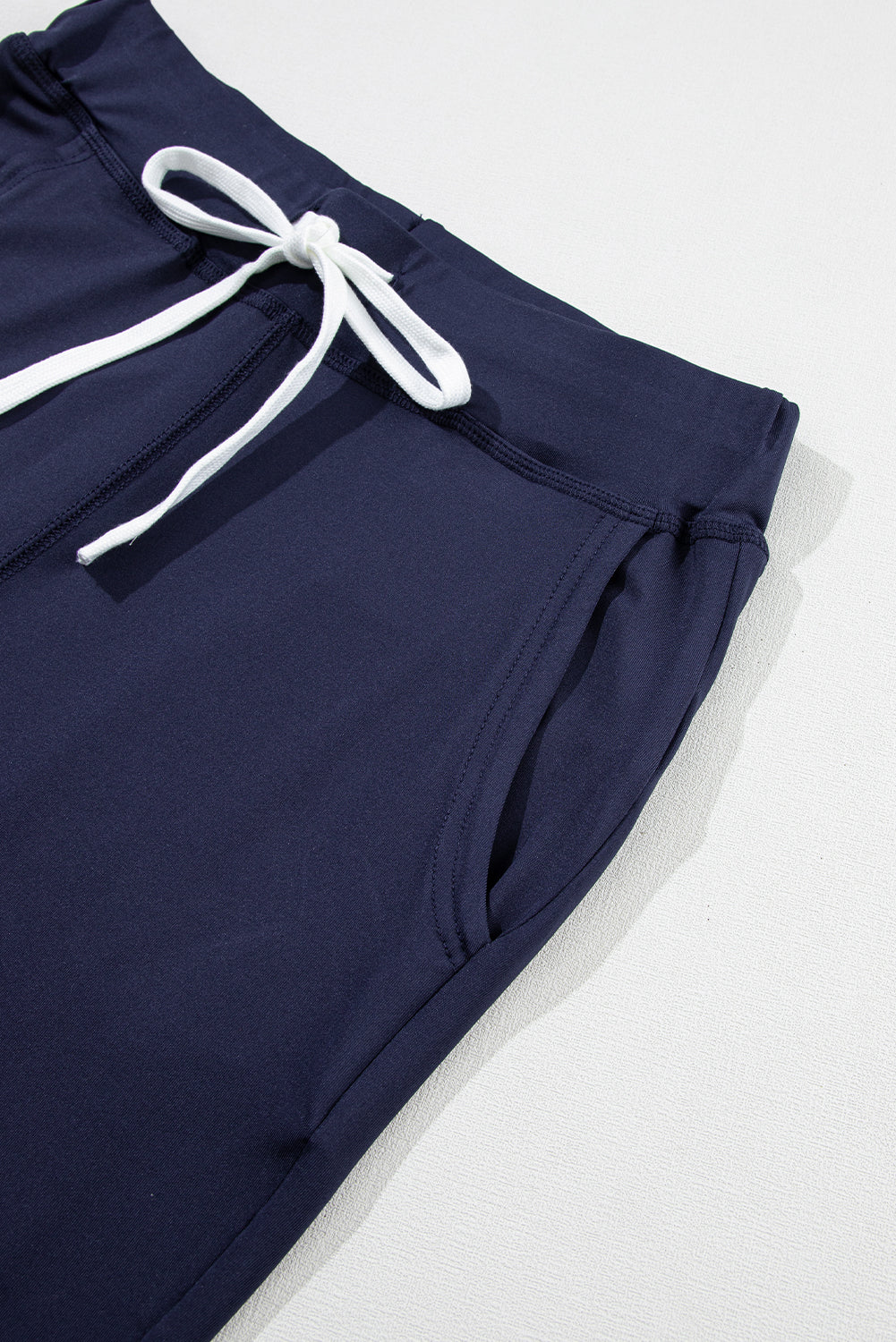 Black Casual Drawstring Drop Waist Pocketed JoggersMaterial:90%Polyester+10%Elastane



		Black can easily be paired with different tops and shoes, making it a go-to option for various outfits.
	
	
		The drawstr