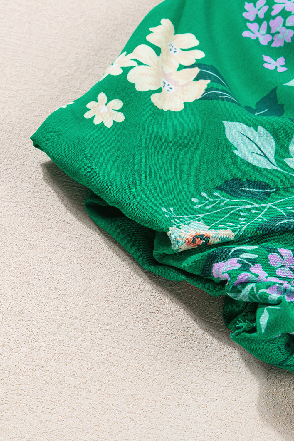 Green Floral Print Bubble Sleeve Smocked Tiered Midi DressMaterial:100%Viscose



		This chic dress adds a vibrant and feminine touch, creating a romantic look
	
	
		The smocked panel provides a fitted and flattering w