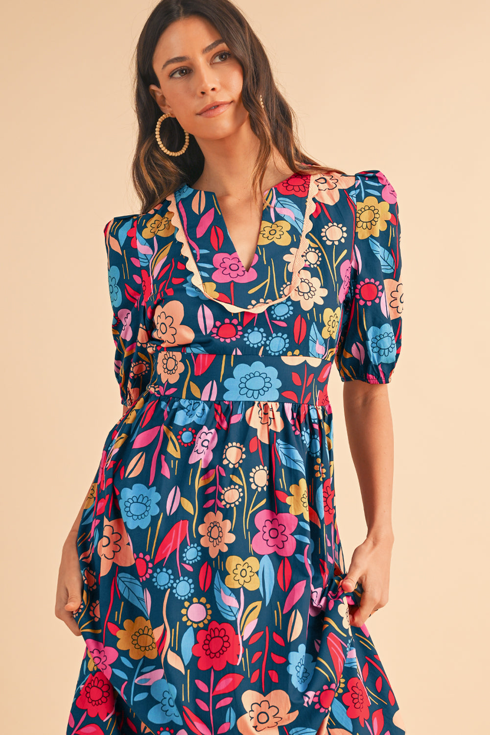 Green Floral Print Split V Neck Puff Sleeve Maxi DressMaterial:100%Cotton



		The dress is made from a soft and breathable fabric, ensuring comfort and a lightweight feel.
	
	
		This maxi dress features a split V 