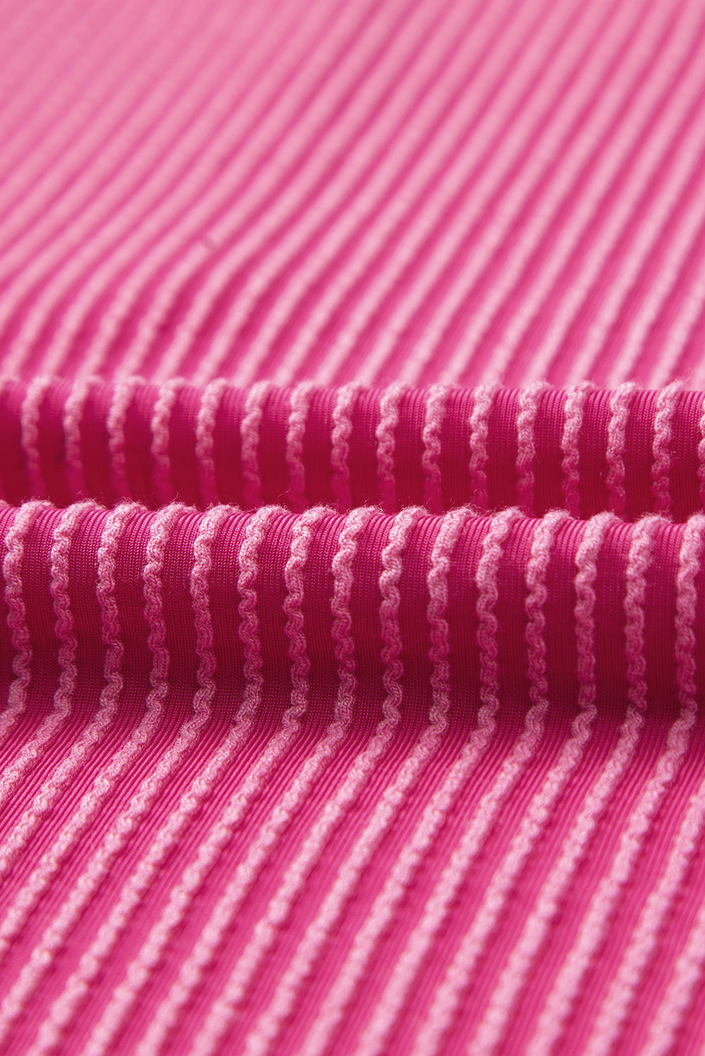 Pink Crinkle Rib Knit Pocketed Loose Fit Crew Neck T ShirtMaterial:75%Polyester+20%Viscose+5%Elastane

• Pink T Shirt offers a charming, feminine touch with its soft pink color and crinkle rib texture, perfect for a casual