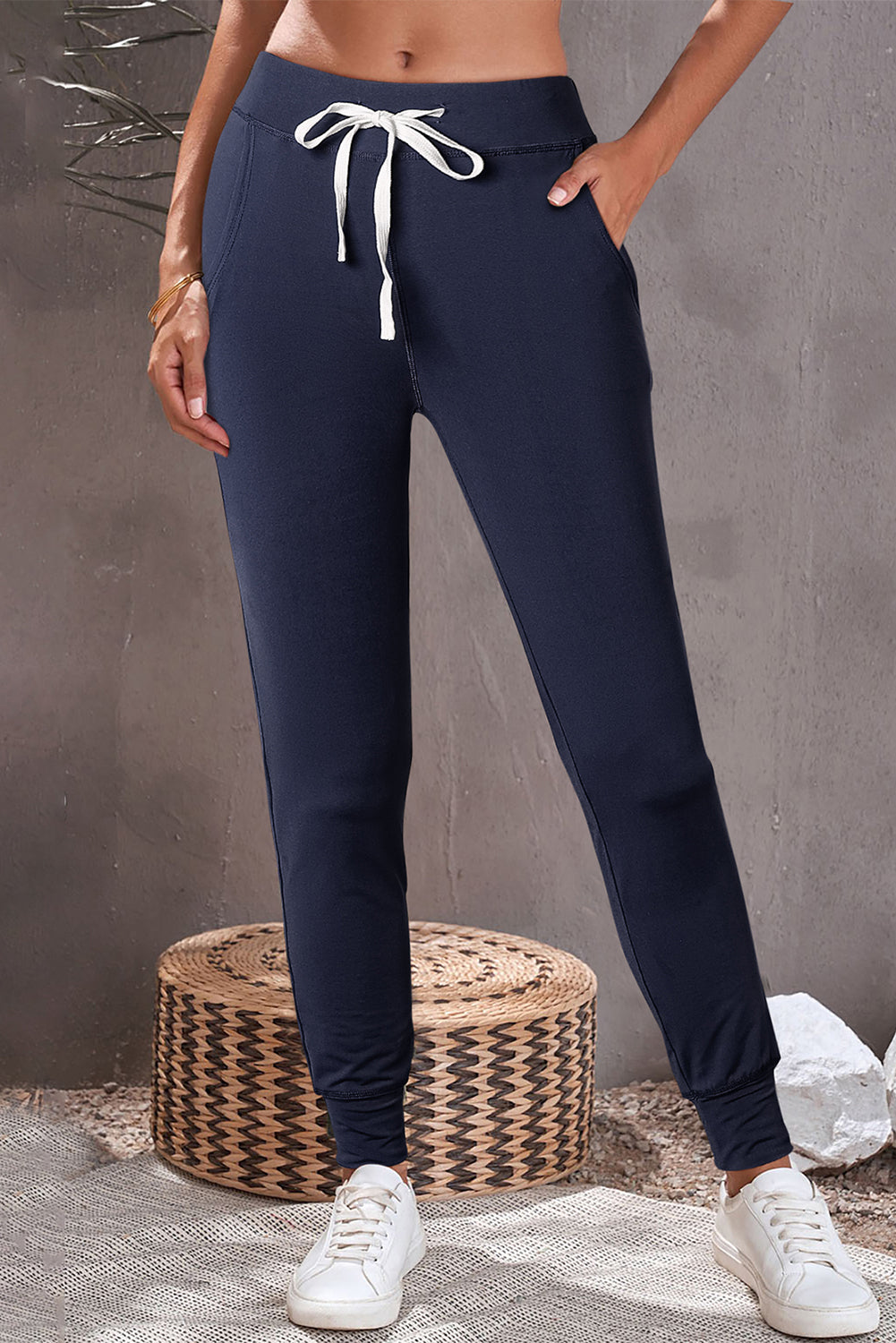 Black Casual Drawstring Drop Waist Pocketed JoggersMaterial:90%Polyester+10%Elastane



		Black can easily be paired with different tops and shoes, making it a go-to option for various outfits.
	
	
		The drawstr