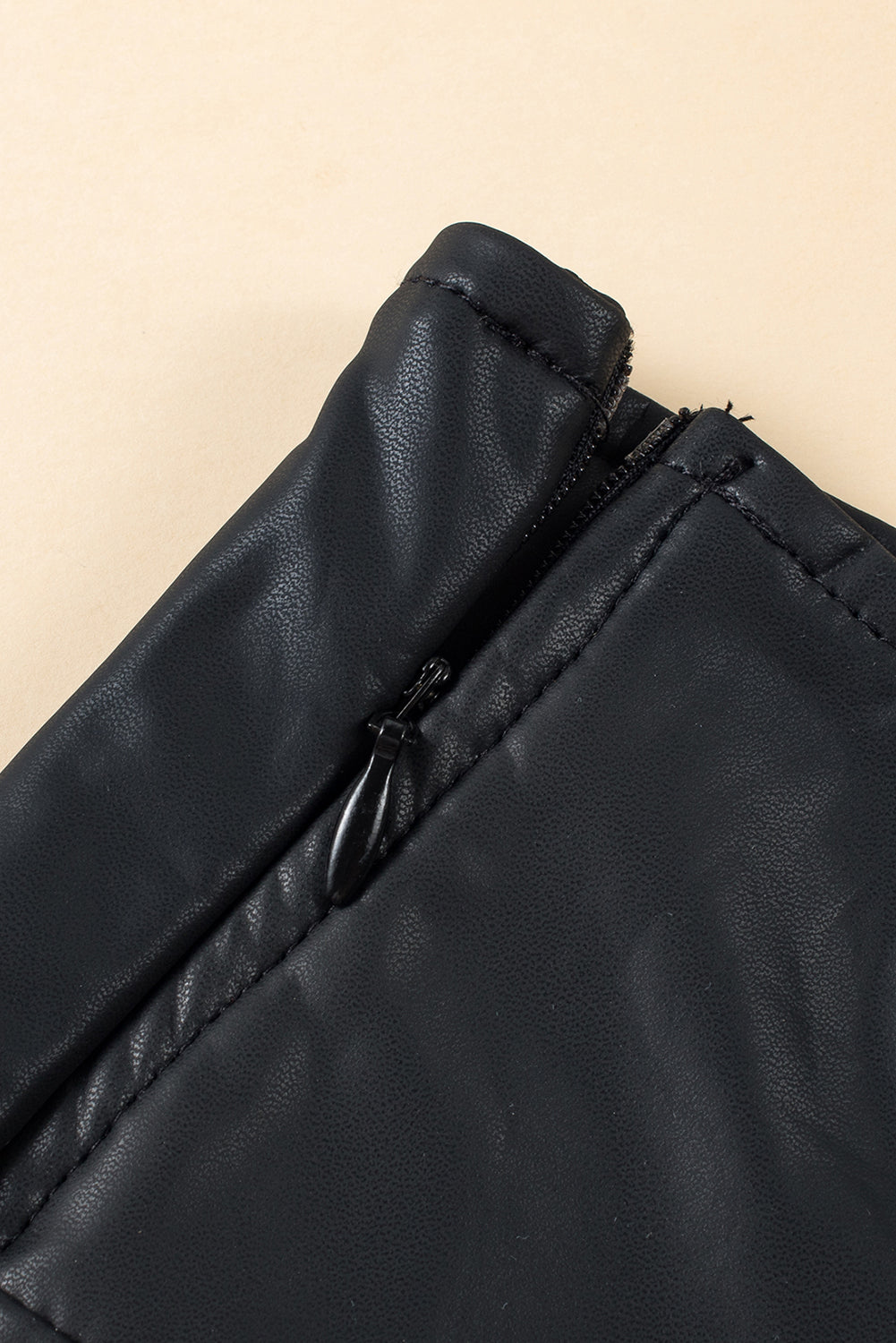 Black Piping Trim Sleek Leather High Waist LeggingsMaterial:50%Pu+45%Polyester+5%Elastane



		Embrace a sleek and edgy look with these high waist leggings featuring black piping trim, adding a touch of sophisticat