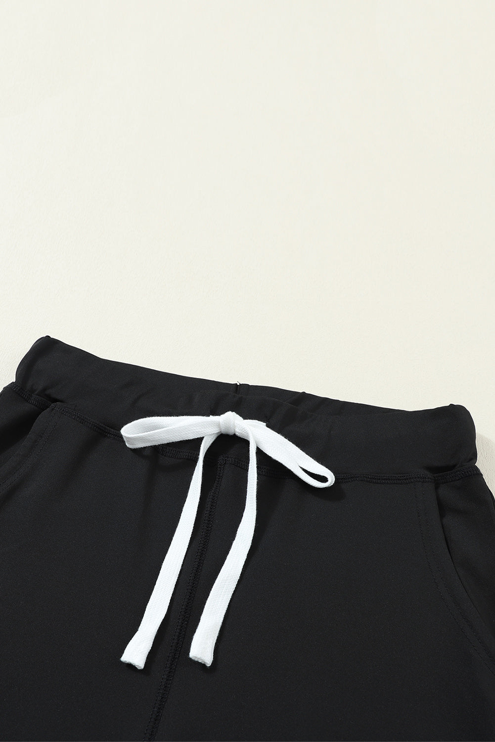 Black Casual Drawstring Drop Waist Pocketed JoggersMaterial:90%Polyester+10%Elastane



		Black can easily be paired with different tops and shoes, making it a go-to option for various outfits.
	
	
		The drawstr
