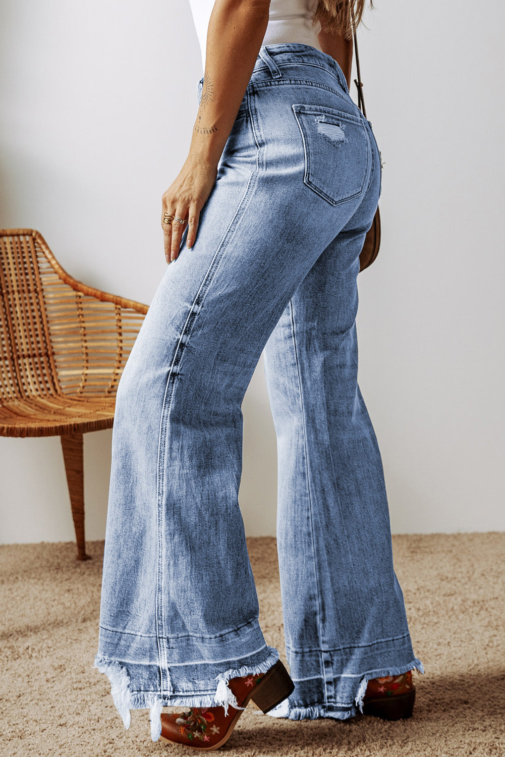 Ashleigh Blue Acid Wash Raw Hem High Waist Flared JeansMaterial:71%Cotton+27.5%Polyester+1.5%Elastane

• Embrace a retro-chic look with the jeans, perfect for casual outings or a stylish night out with friends. 
• The 