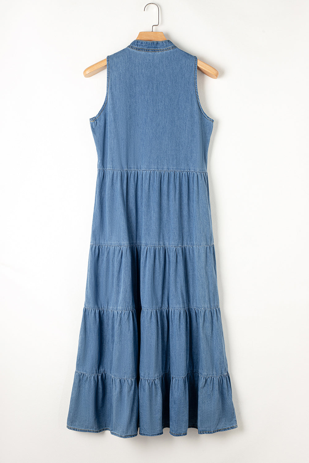 Blue Sleeveless Tiered Chambray Maxi DressMaterial:95%Cotton+5%Polyester


	


		This maxi dress is perfect for summer. The lightweight and airy silhouette is comfortable and breathable. 
	
	
		The ch