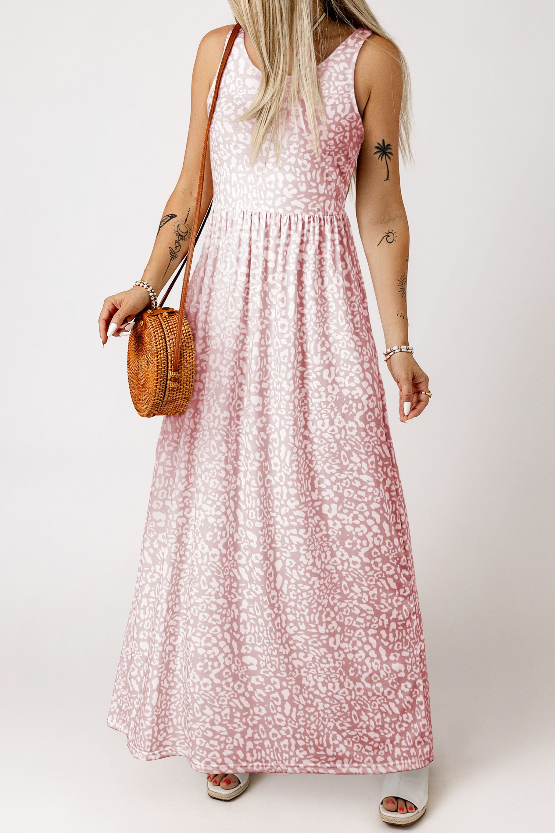 Pink Sleeveless Floor Length Leopard Print Dress with PocketsMaterial:95%POLYESTER+5%ELASTANE



		•The dress features a bold and eye-catching leopard print design.
	
	
		•The floor length and sleeveless design make it pe