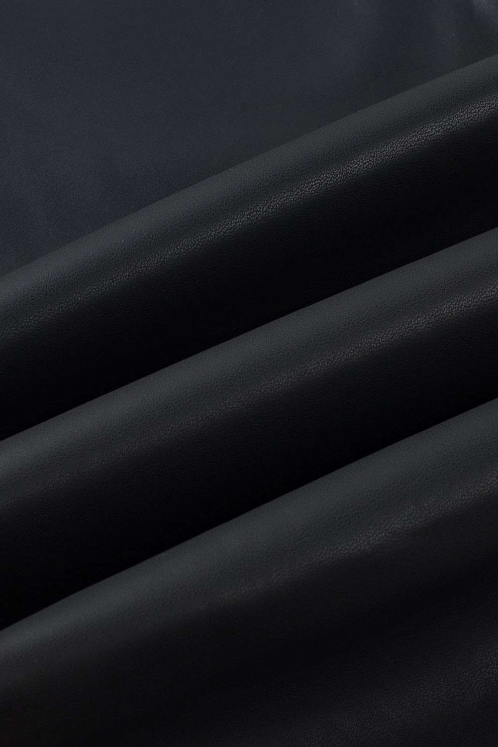 Black Piping Trim Sleek Leather High Waist LeggingsMaterial:50%Pu+45%Polyester+5%Elastane



		Embrace a sleek and edgy look with these high waist leggings featuring black piping trim, adding a touch of sophisticat