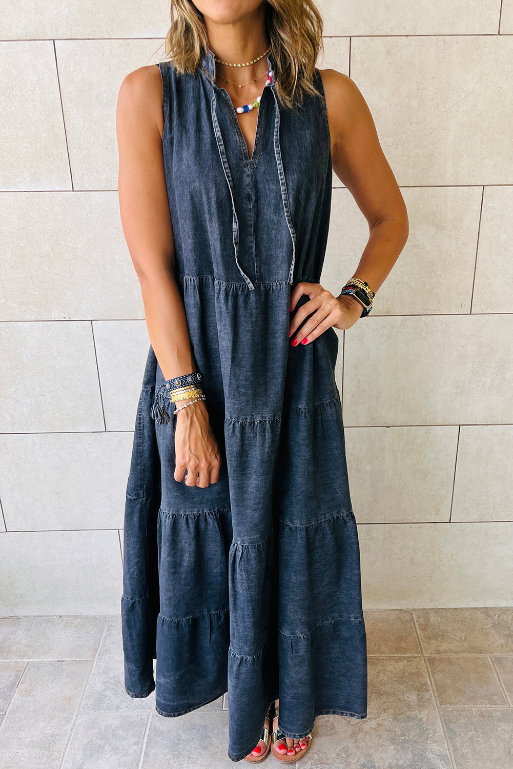 Blue Sleeveless Tiered Chambray Maxi DressMaterial:95%Cotton+5%Polyester


	


		This maxi dress is perfect for summer. The lightweight and airy silhouette is comfortable and breathable. 
	
	
		The ch