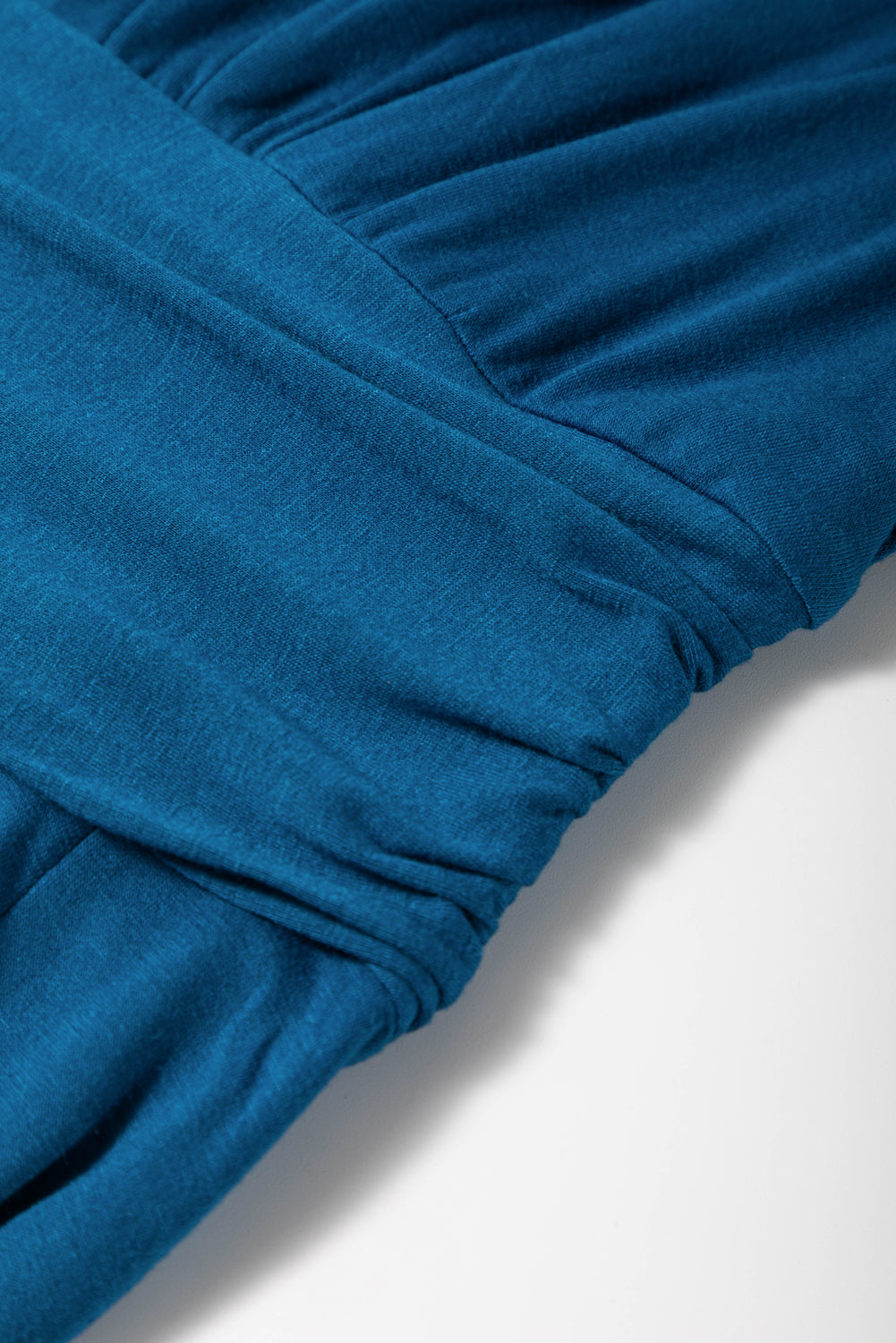 Peacock Blue Deep V Neck Ruched High Waist Midi DressMaterial:65%Polyester+30%Viscose+5%Elastane



		This concise long dress is versatile and suitable for various occasions. 
	
	
		The trendy high-waist look is e