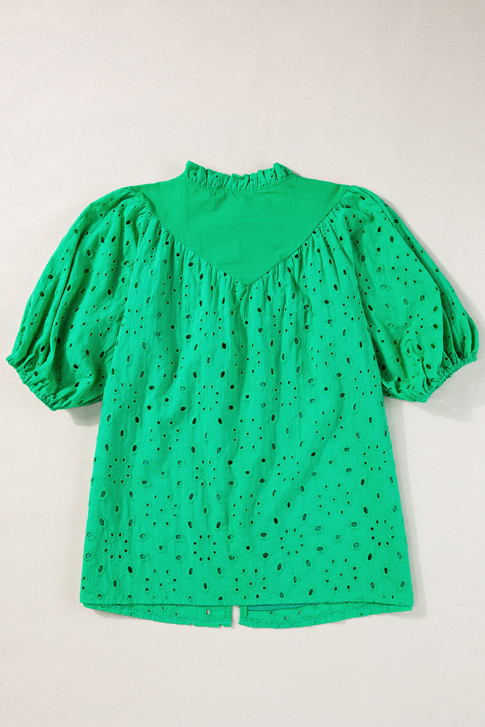 Green Flower Hollow-out Short Puff Sleeve BlouseMaterial:100%Cotton



		With charming floral details and hollow-out accents, this blouse offers a touch of elegance and femininity.
	
	
		Featuring short puff 