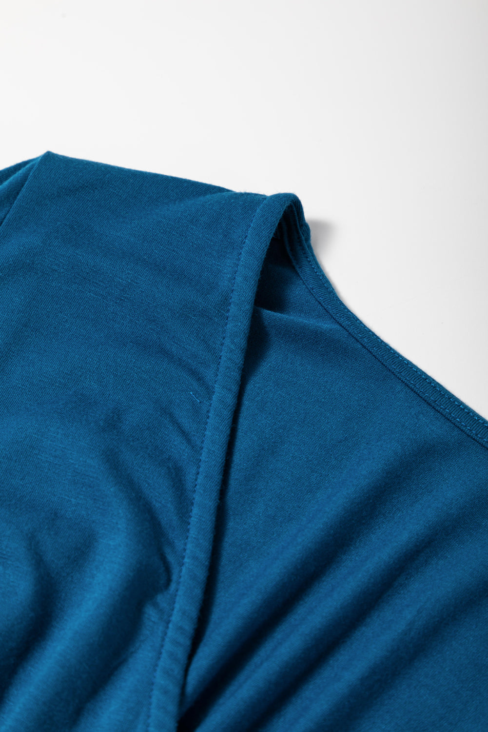 Peacock Blue Deep V Neck Ruched High Waist Midi DressMaterial:65%Polyester+30%Viscose+5%Elastane



		This concise long dress is versatile and suitable for various occasions. 
	
	
		The trendy high-waist look is e