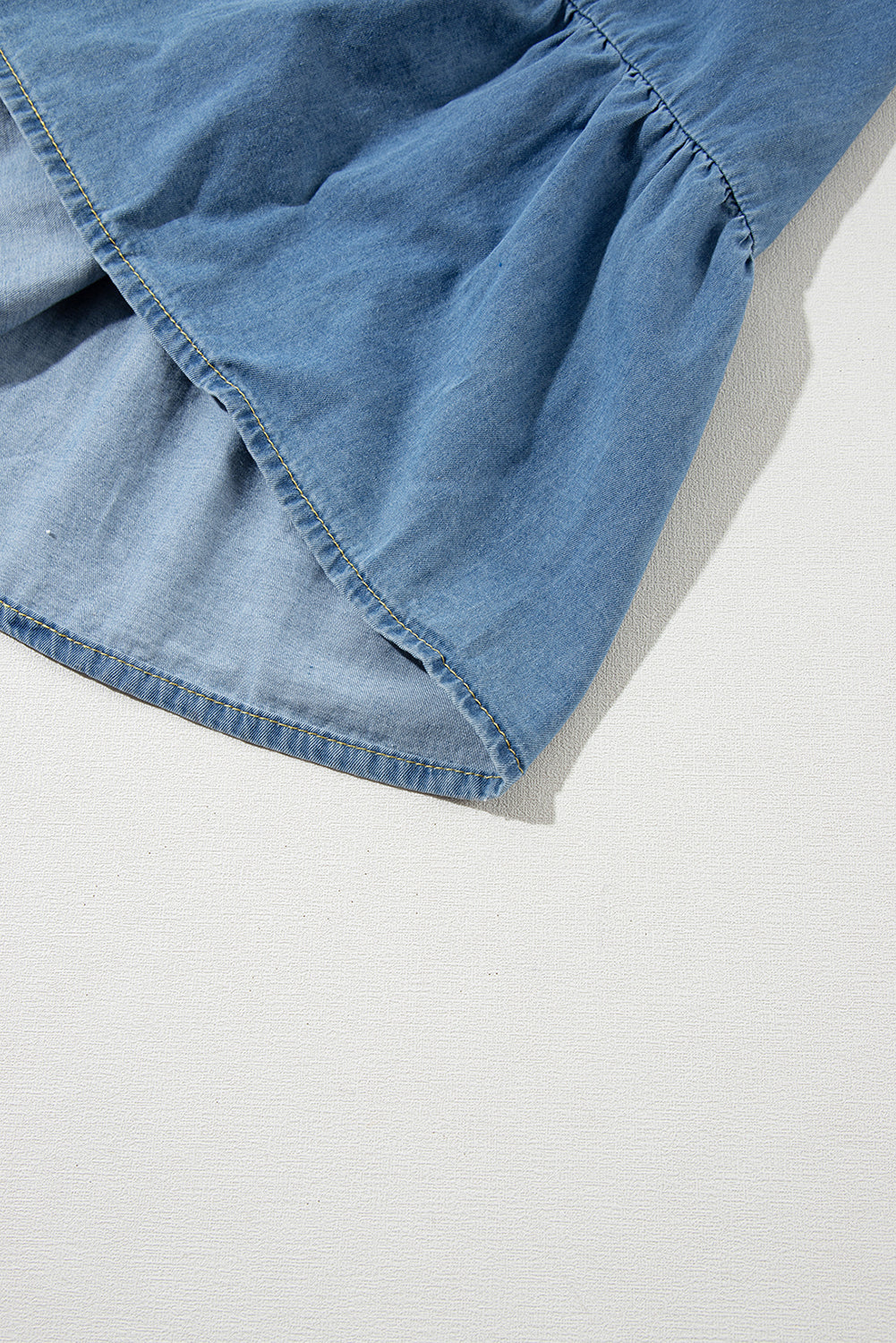 Blue Sleeveless Tiered Chambray Maxi DressMaterial:95%Cotton+5%Polyester


	


		This maxi dress is perfect for summer. The lightweight and airy silhouette is comfortable and breathable. 
	
	
		The ch
