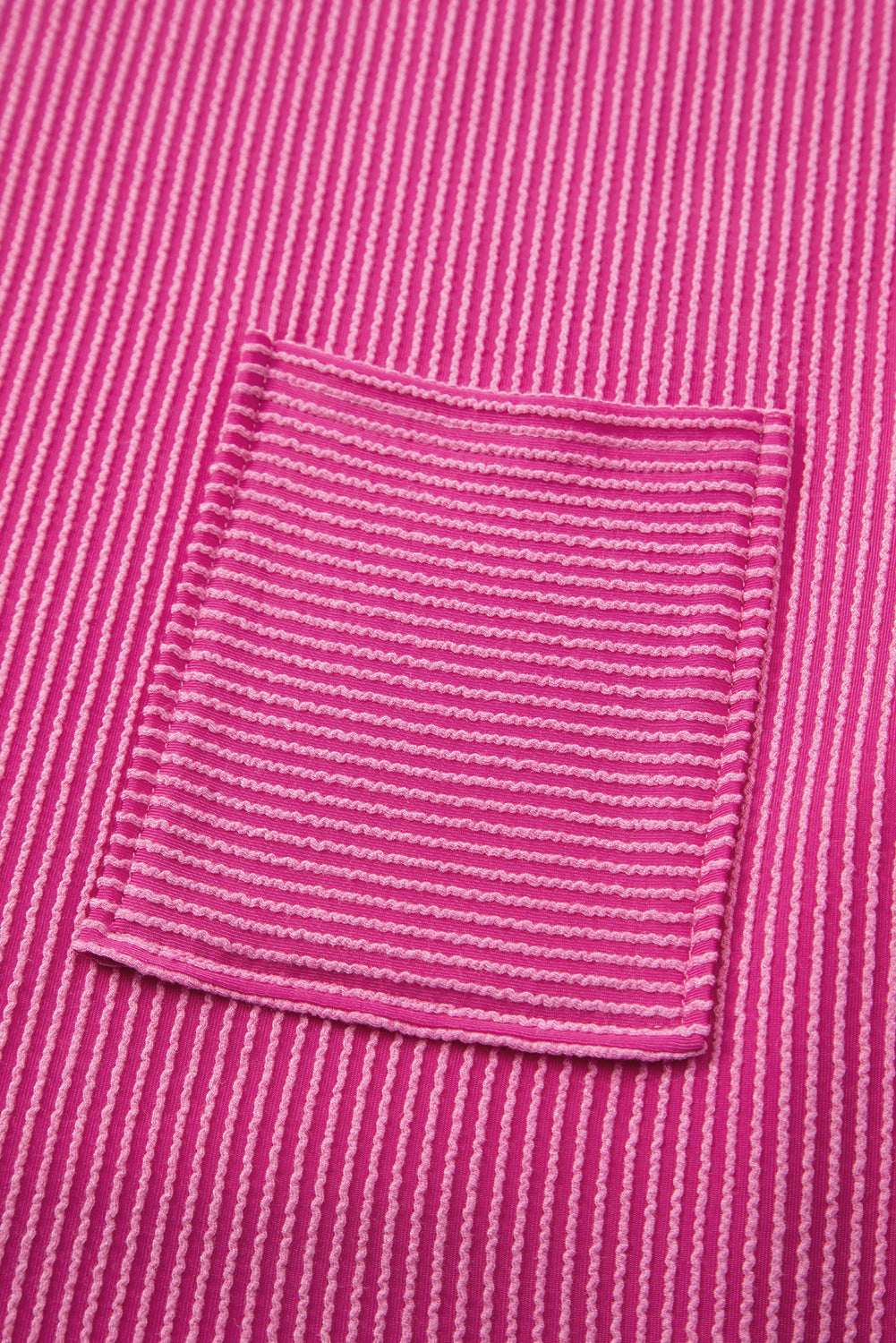 Pink Crinkle Rib Knit Pocketed Loose Fit Crew Neck T ShirtMaterial:75%Polyester+20%Viscose+5%Elastane

• Pink T Shirt offers a charming, feminine touch with its soft pink color and crinkle rib texture, perfect for a casual