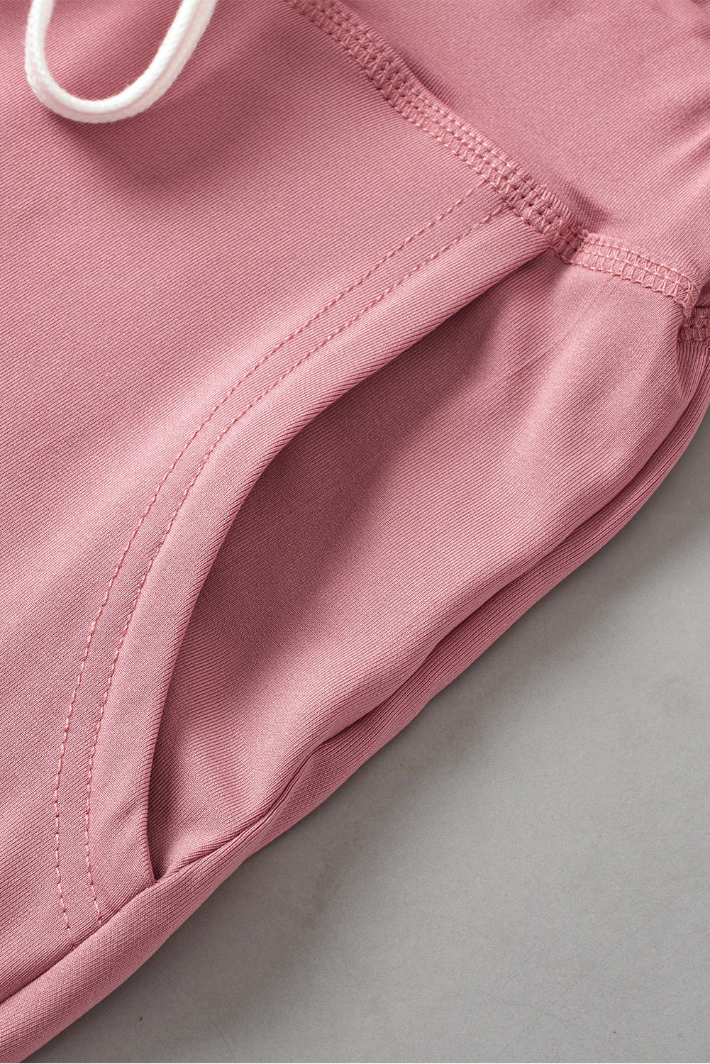 Black Casual Drawstring Drop Waist Pocketed JoggersMaterial:90%Polyester+10%Elastane



		Black can easily be paired with different tops and shoes, making it a go-to option for various outfits.
	
	
		The drawstr