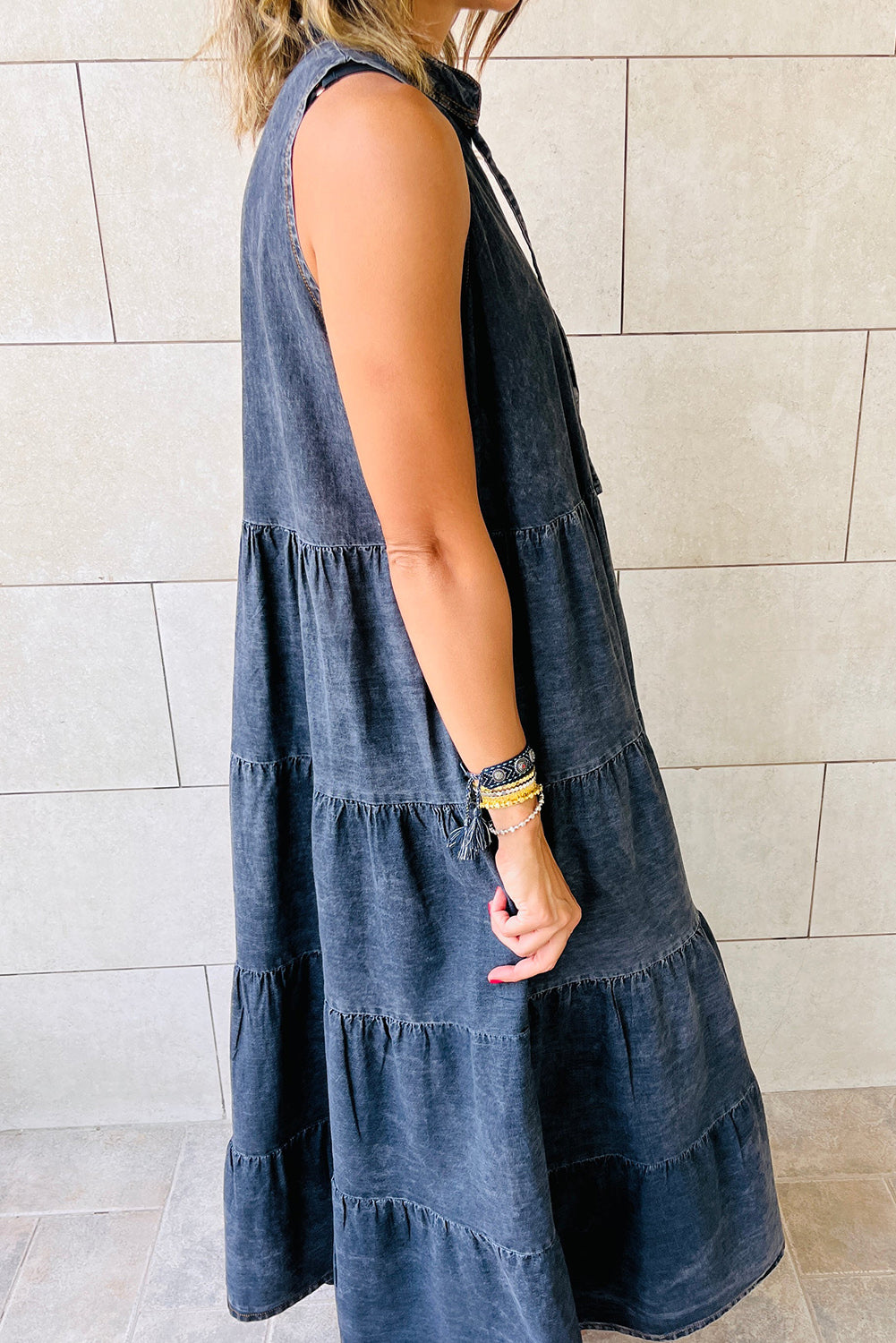 Blue Sleeveless Tiered Chambray Maxi DressMaterial:95%Cotton+5%Polyester


	


		This maxi dress is perfect for summer. The lightweight and airy silhouette is comfortable and breathable. 
	
	
		The ch