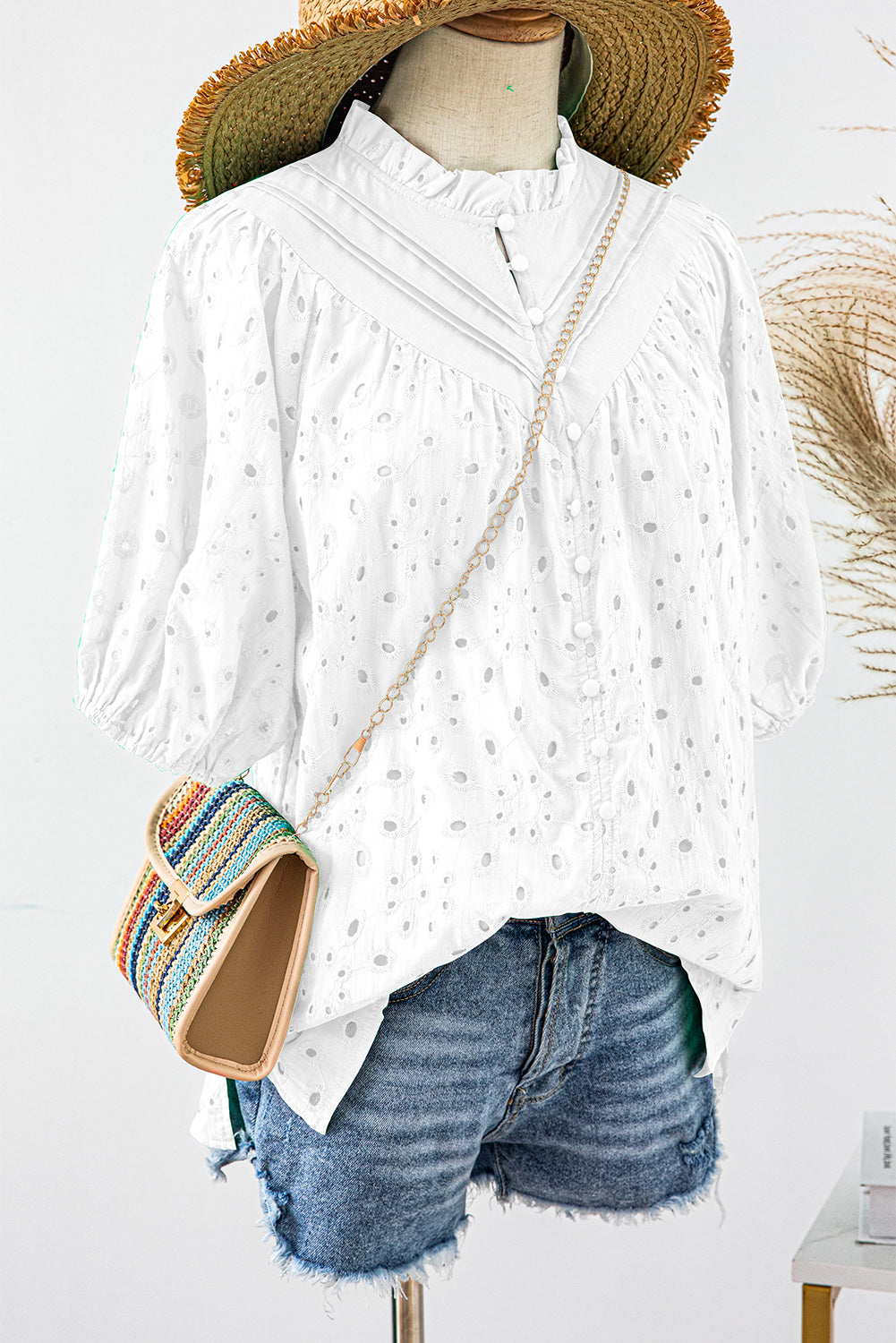 Green Flower Hollow-out Short Puff Sleeve BlouseMaterial:100%Cotton



		With charming floral details and hollow-out accents, this blouse offers a touch of elegance and femininity.
	
	
		Featuring short puff 