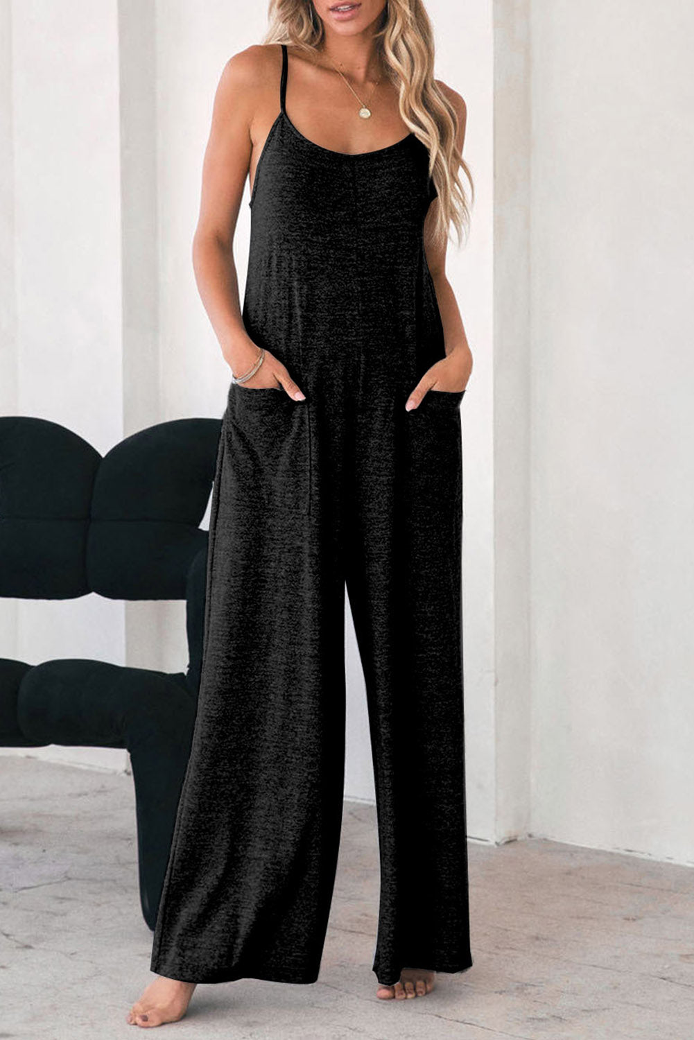 Gray Loose Fit Side Pockets Spaghetti Strap Wide Leg JumpsuitMaterial:65%Polyester+30%Cotton+5%Elastane



		Featuring a loose fit, the wide leg
jumpsuit provides freedom of movement
	
	
		Spaghetti straps highlight wome