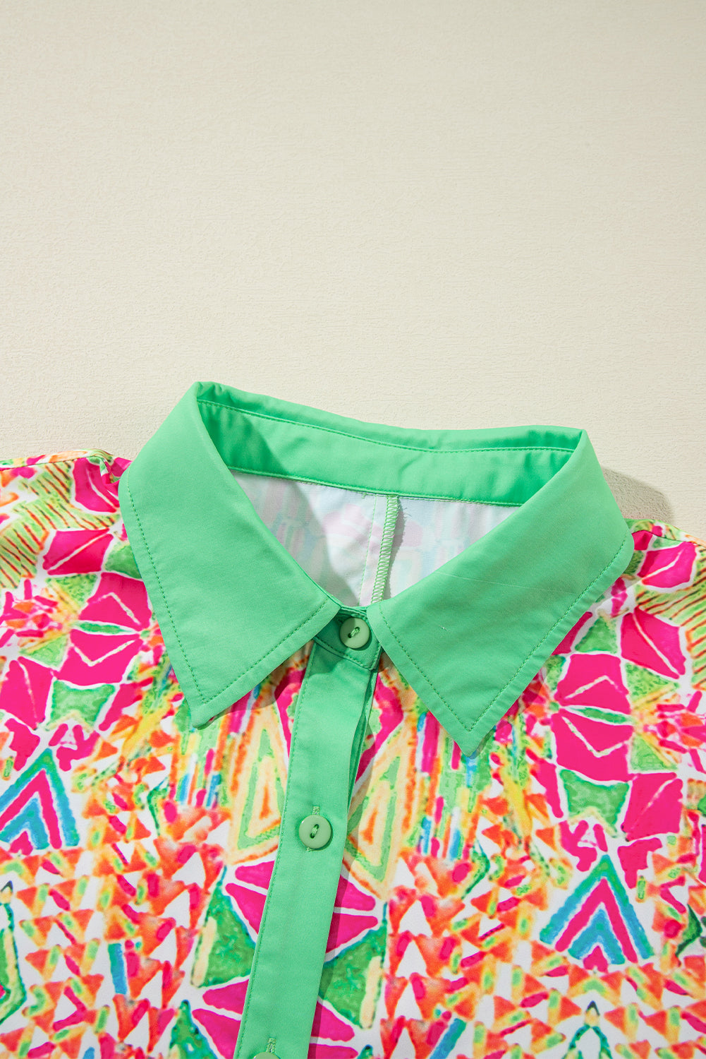 Orange Geometric Print Contrast Trim Short Sleeve Shirt DressMaterial:100%Polyester

• Stand out in vibrant orange hues with this dress featuring a geometric print that adds a trendy touch to your wardrobe. 
• The button-dow