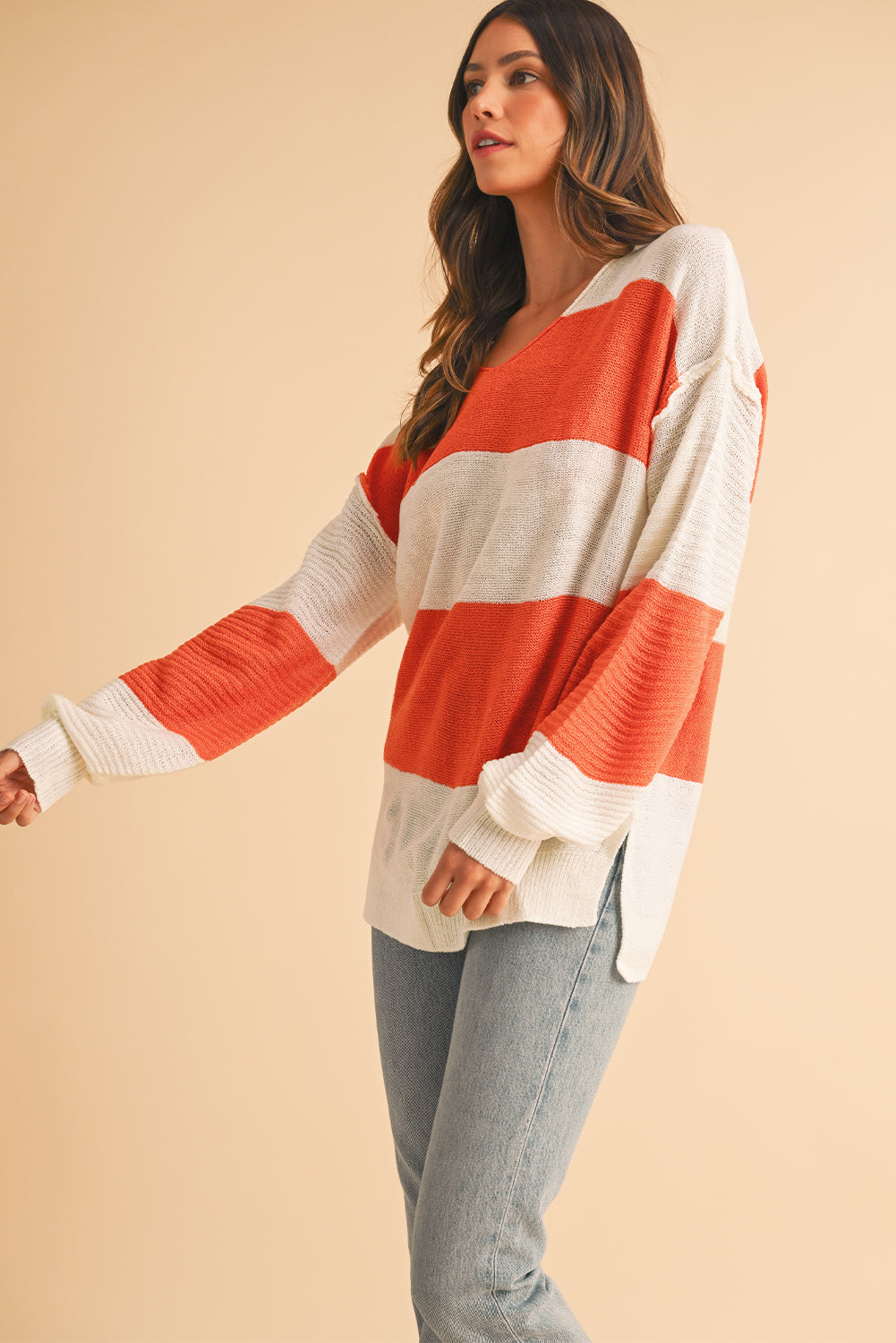 Orange Colorblock V Neck Side Slits SweaterMaterial:100%Acrylic

• Stand out in style with our sweater, blending casual stripes with a trendy rib-knit design.
• The vibrant orange hues add a pop of color to