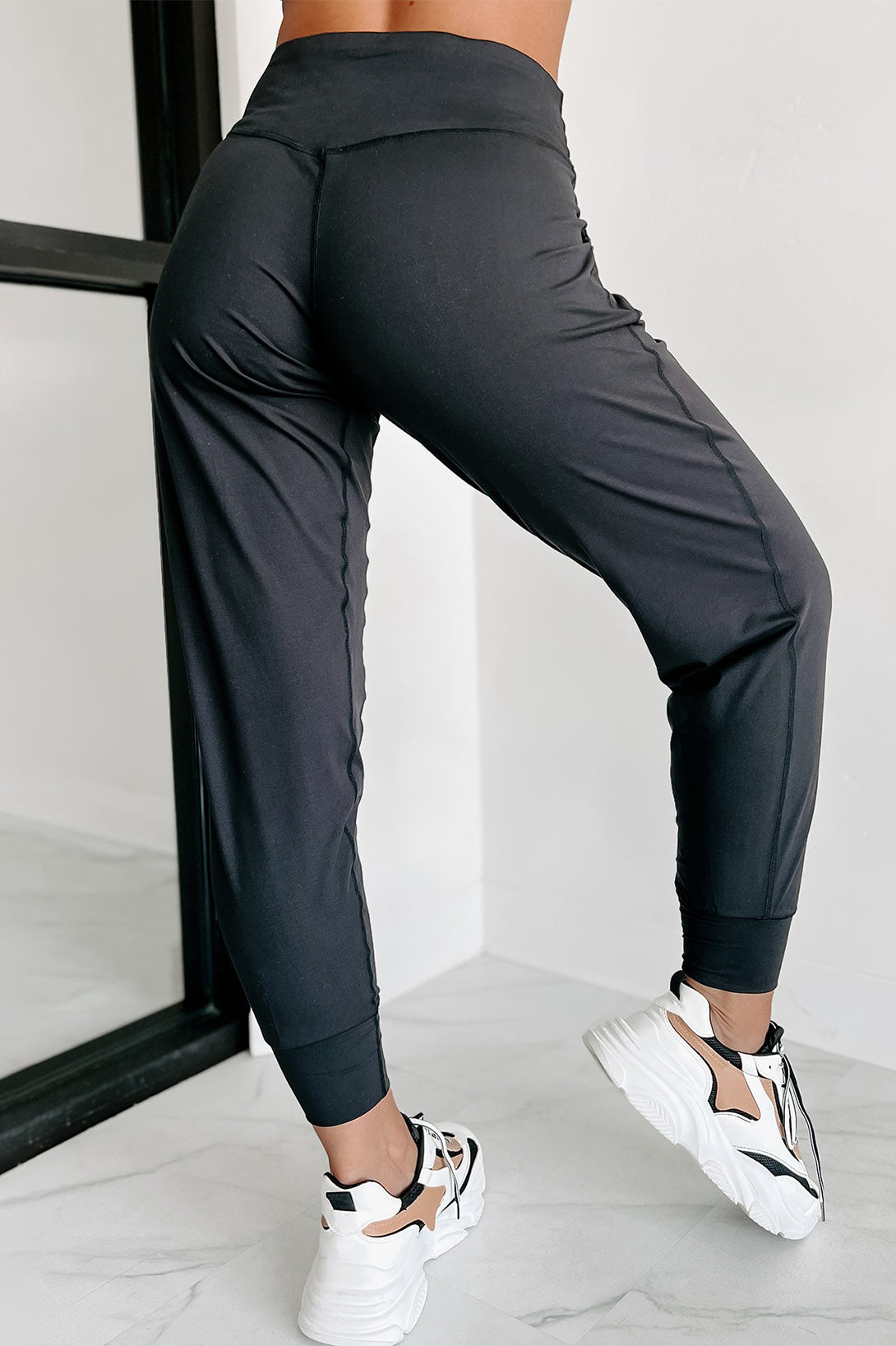 Black Exposed Seam High Waist Pocketed JoggersMaterial:100%Polyester



		These solid joggers are a versatile addition to your wardrobe, suitable for individuals of all body types.

	
		The exposed seam desi