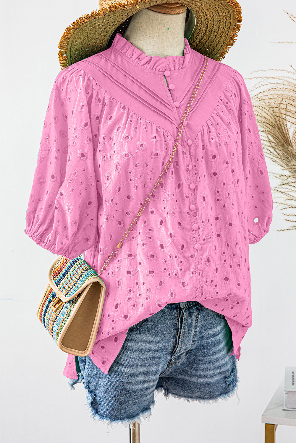 Green Flower Hollow-out Short Puff Sleeve BlouseMaterial:100%Cotton



		With charming floral details and hollow-out accents, this blouse offers a touch of elegance and femininity.
	
	
		Featuring short puff 