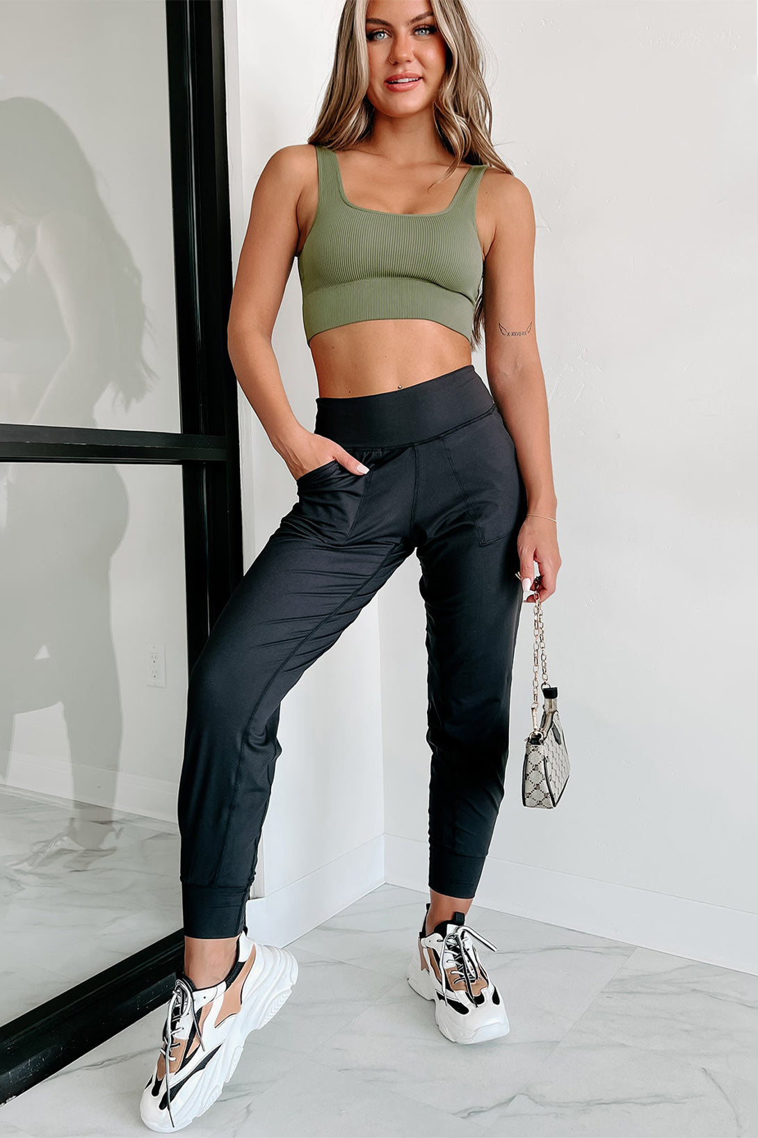 Black Exposed Seam High Waist Pocketed JoggersMaterial:100%Polyester



		These solid joggers are a versatile addition to your wardrobe, suitable for individuals of all body types.

	
		The exposed seam desi