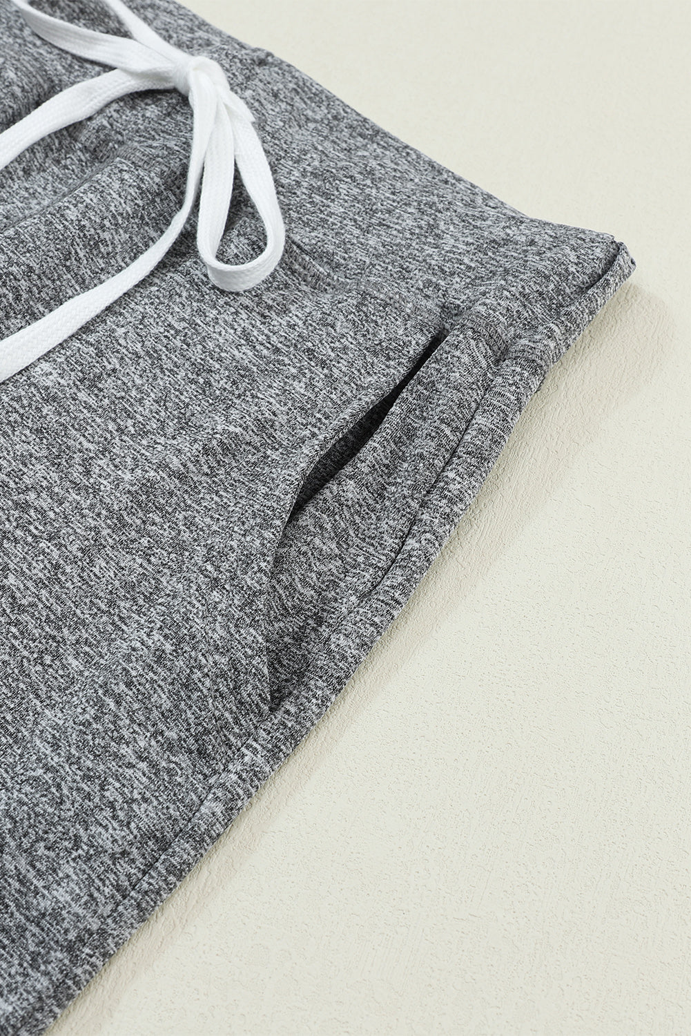 Black Casual Drawstring Drop Waist Pocketed JoggersMaterial:90%Polyester+10%Elastane



		Black can easily be paired with different tops and shoes, making it a go-to option for various outfits.
	
	
		The drawstr