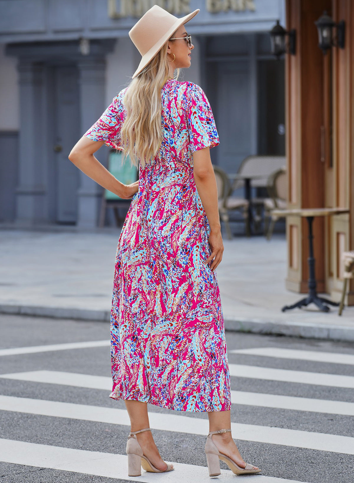 Abstract Botanic Print Wrap V Neck Short Sleeve Maxi DressMaterial:100%Viscose



		•The wrap style makes it a flattering and comfortable option for all body types.
	
	
		•The short sleeves make it ideal for warmer wea