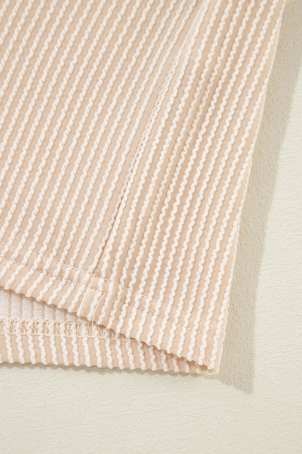 Pink Crinkle Rib Knit Pocketed Loose Fit Crew Neck T ShirtMaterial:75%Polyester+20%Viscose+5%Elastane

• Pink T Shirt offers a charming, feminine touch with its soft pink color and crinkle rib texture, perfect for a casual