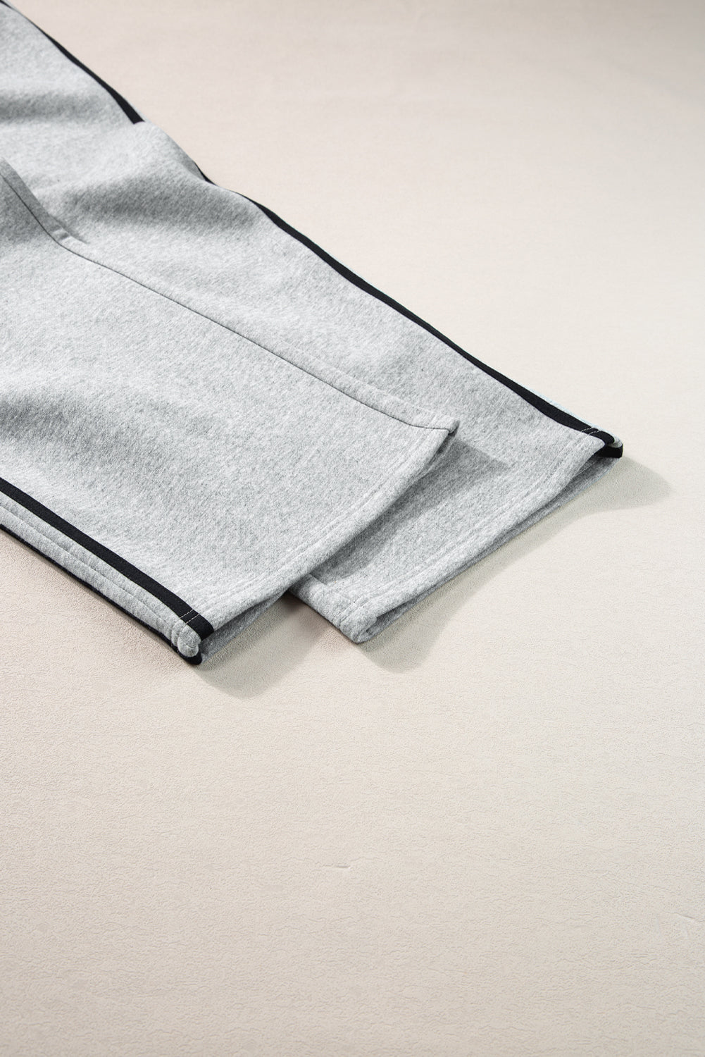Light Grey Solid Color Side Striped Sweatshirt Pants SetMaterial:50%Polyester+50%Cotton

• This pants set exudes a modern appeal perfect for casual outings or lounging at home.
• Crafted from high-quality fabric for a s