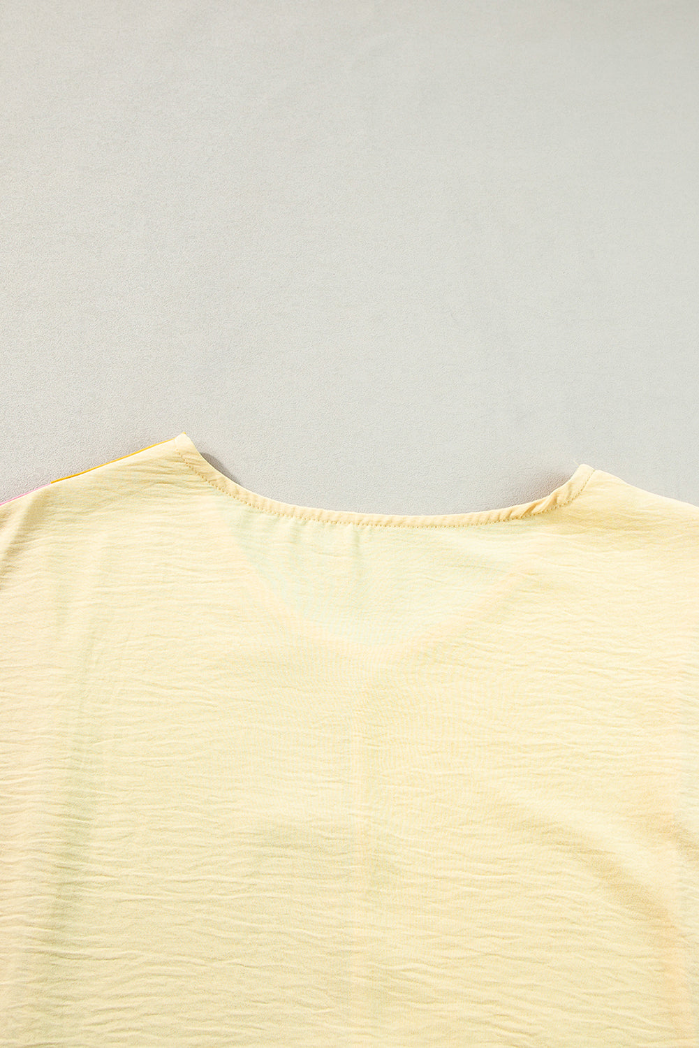 Apricot Colorblock Patchwork V-Neck Crinkled BlouseMaterial:100%Polyester



		Step up your style game with our blouse, a versatile piece that effortlessly combines elegance and comfort.
	
	
		This blouse featur