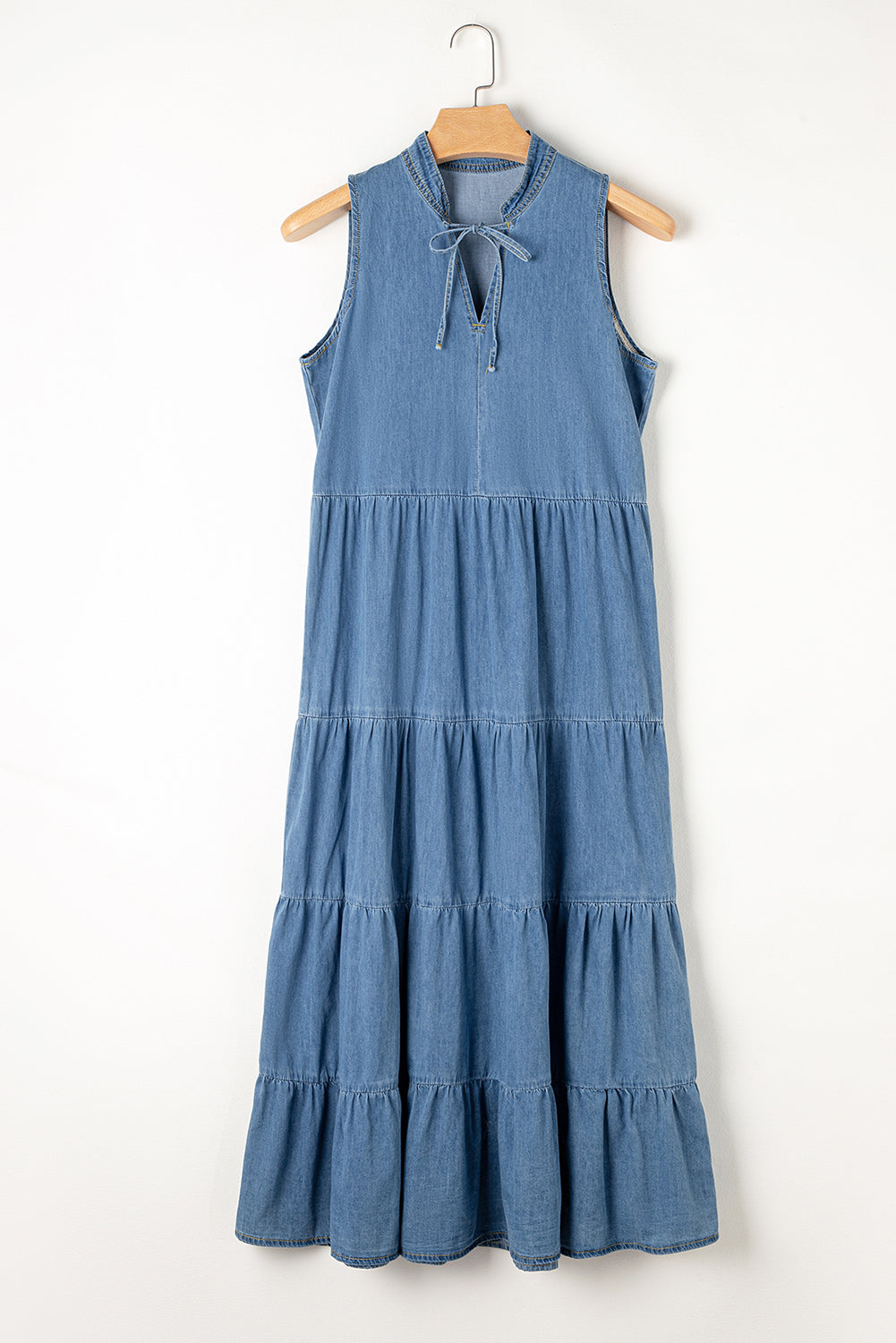 Blue Sleeveless Tiered Chambray Maxi DressMaterial:95%Cotton+5%Polyester


	


		This maxi dress is perfect for summer. The lightweight and airy silhouette is comfortable and breathable. 
	
	
		The ch