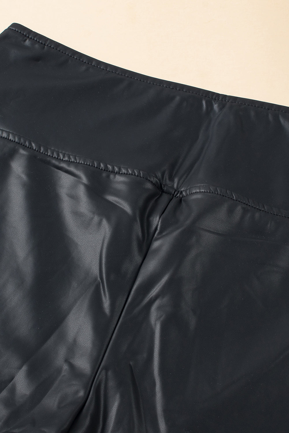 Black Piping Trim Sleek Leather High Waist LeggingsMaterial:50%Pu+45%Polyester+5%Elastane



		Embrace a sleek and edgy look with these high waist leggings featuring black piping trim, adding a touch of sophisticat
