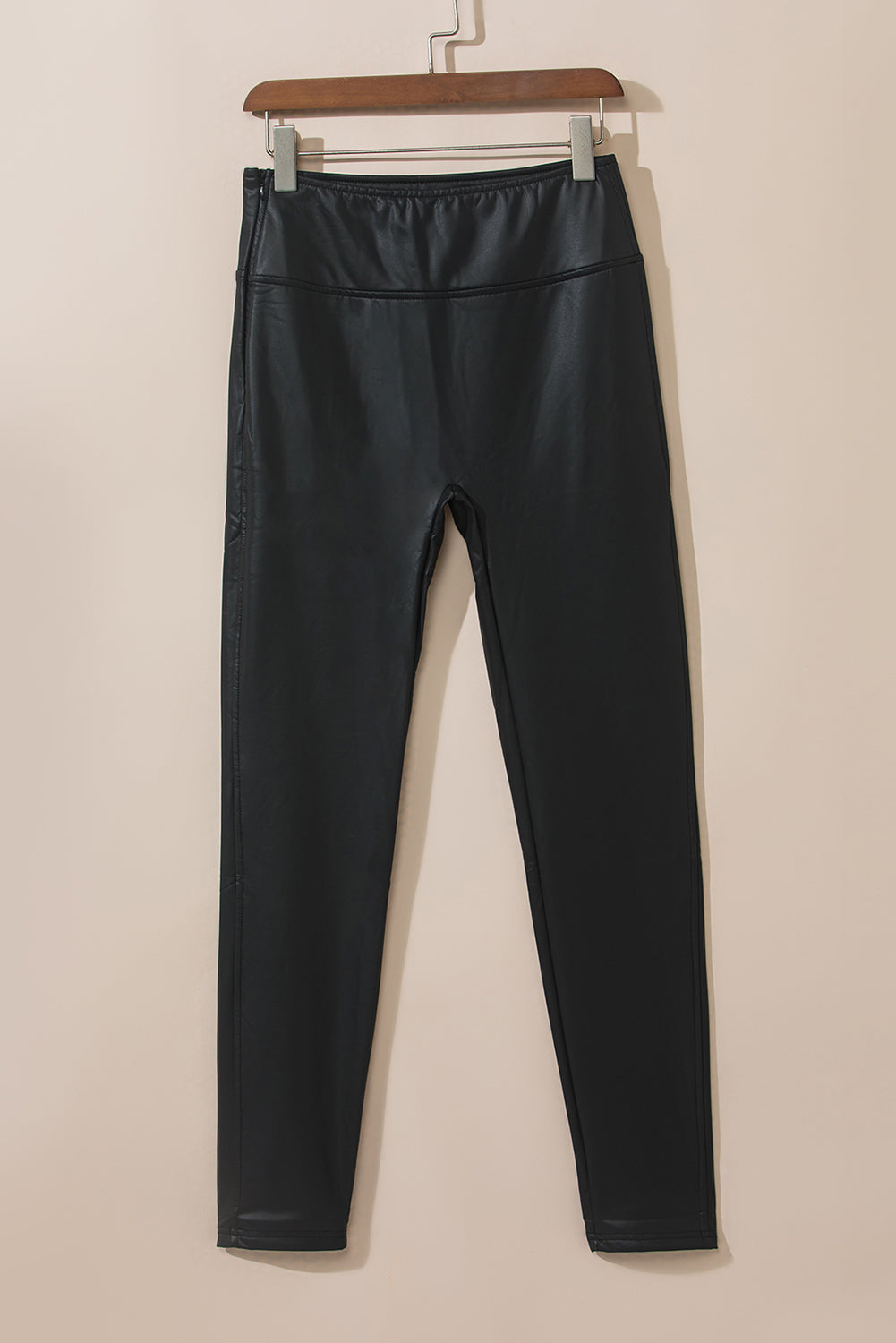 Black Piping Trim Sleek Leather High Waist LeggingsMaterial:50%Pu+45%Polyester+5%Elastane



		Embrace a sleek and edgy look with these high waist leggings featuring black piping trim, adding a touch of sophisticat